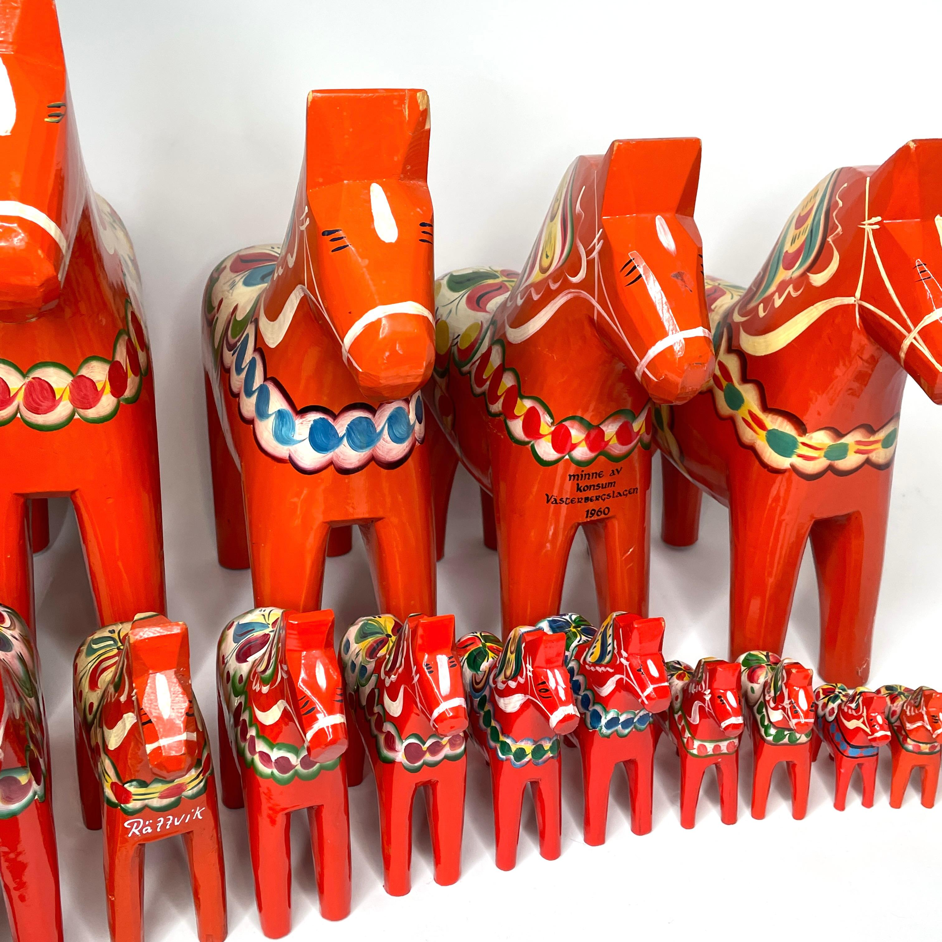 Artisanat The Collective of Eighteen Vintage Swedish Dala Horses Nils Olsson, Sweden Folk Art en vente