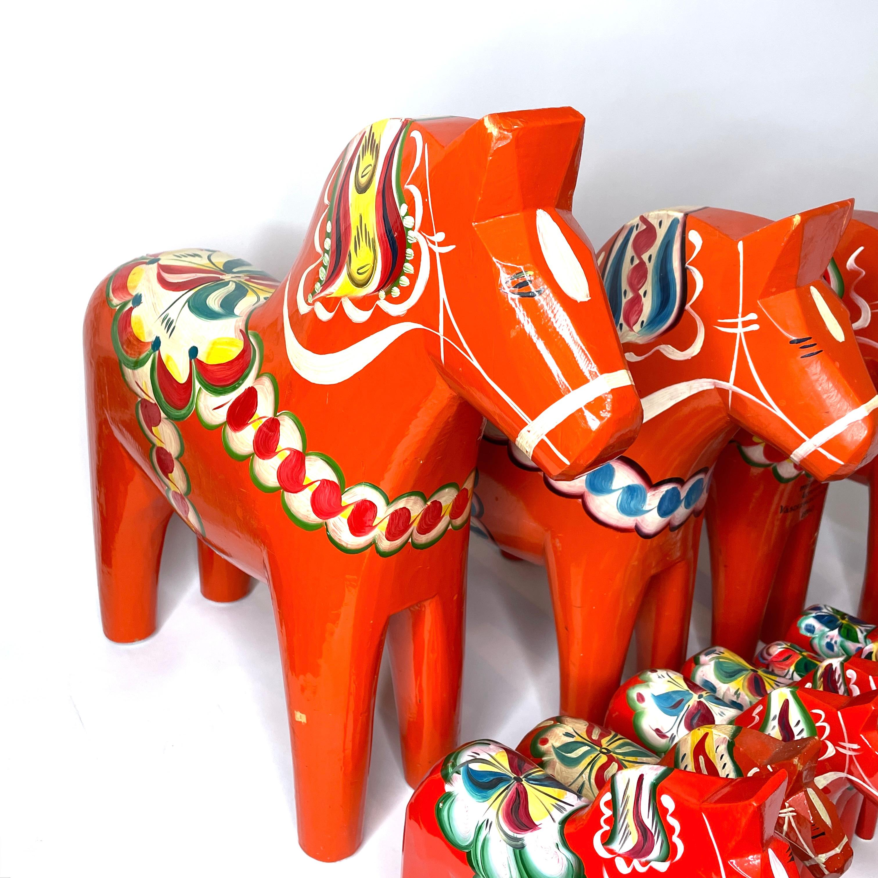 Collection of Eighteen Vintage Swedish Dala Horses Nils Olsson, Sweden Folk Art In Good Condition For Sale In Nuernberg, DE