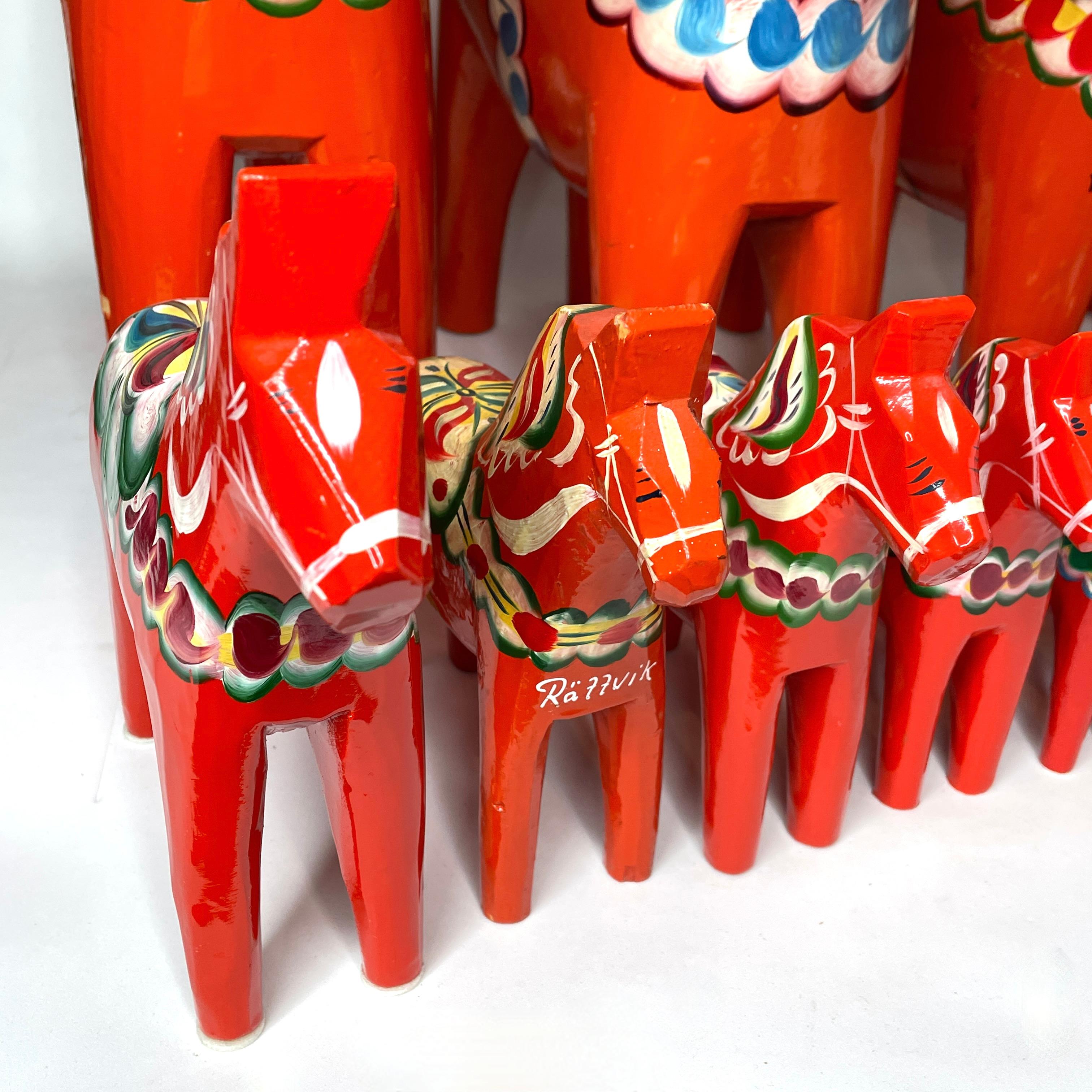 Fin du 20e siècle The Collective of Eighteen Vintage Swedish Dala Horses Nils Olsson, Sweden Folk Art en vente