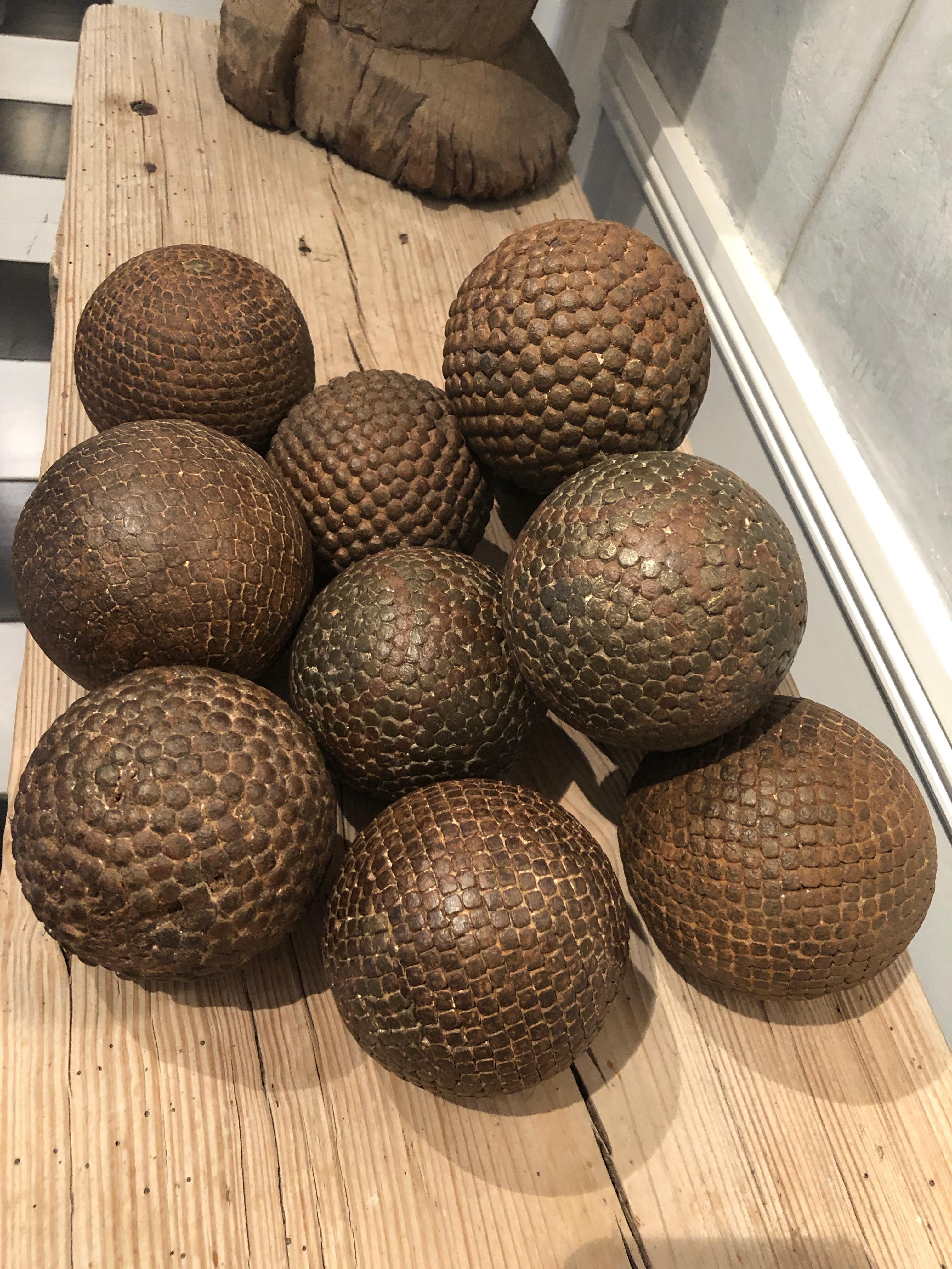 Sammlung von elf französischen eisenbeschlagenen Pétanque-Kugeln aus dem 19. (Eisen)
