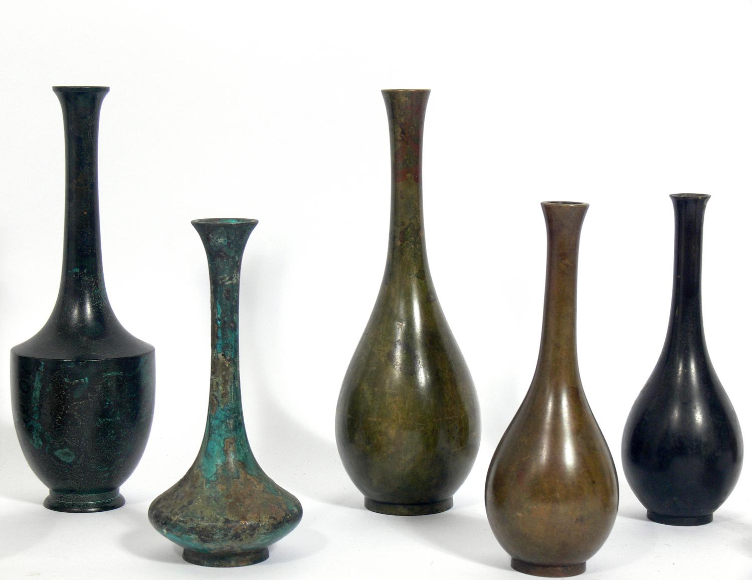 Japonisme Collection de onze vases japonais en bronze en vente