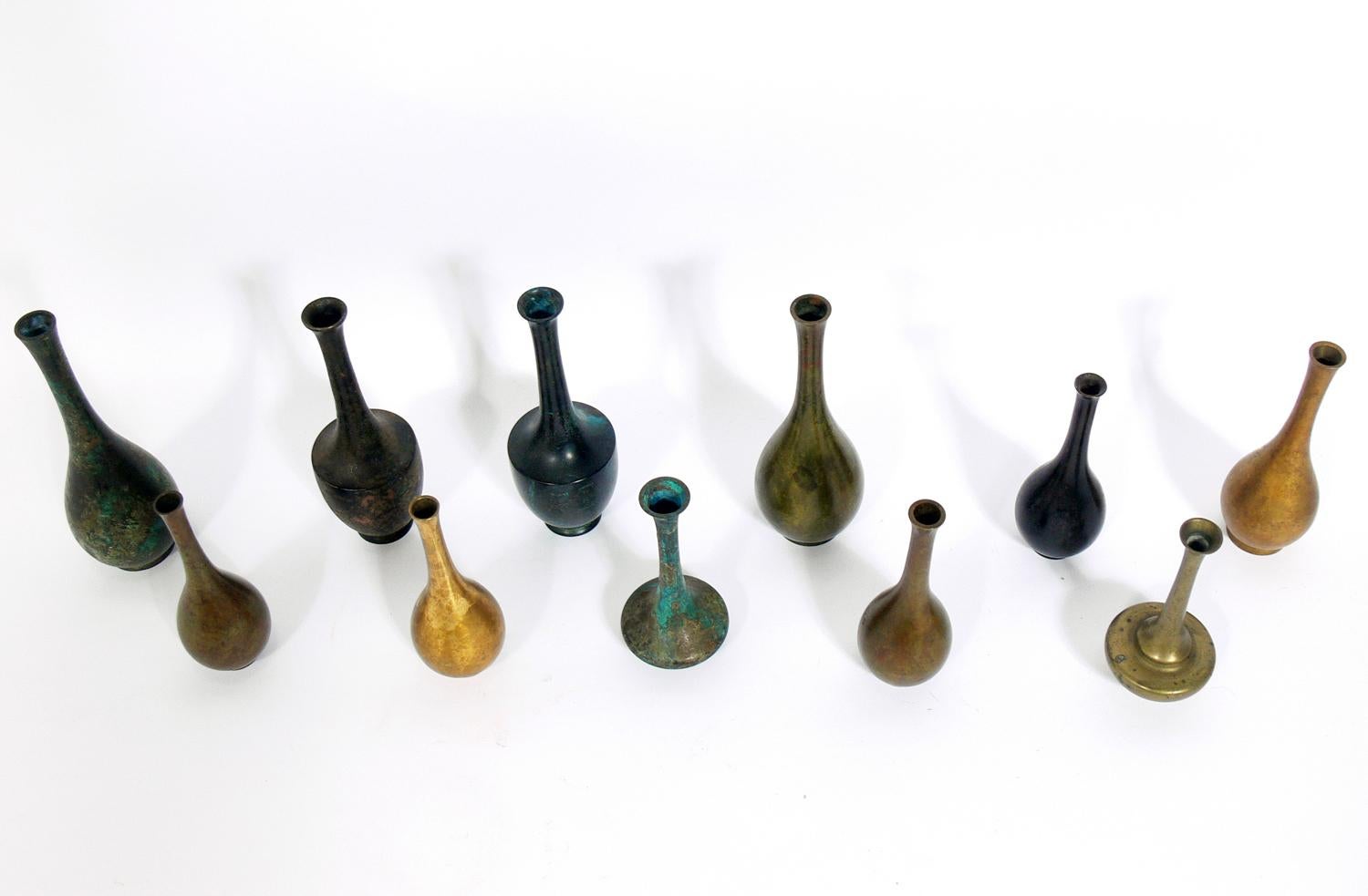 Kollektion von elf japanischen Bronzevasen im Zustand „Starke Gebrauchsspuren“ im Angebot in Atlanta, GA