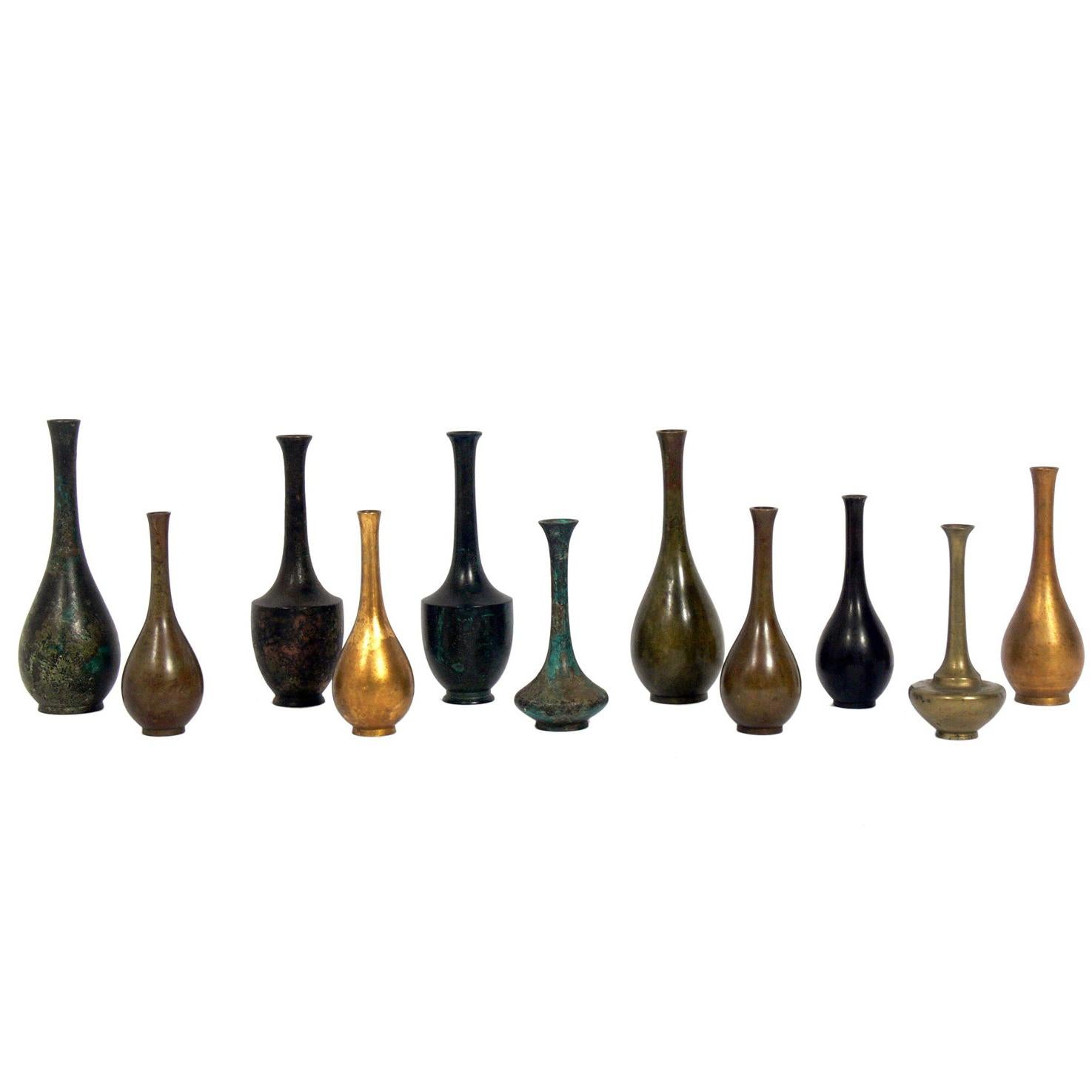 Collection de onze vases japonais en bronze