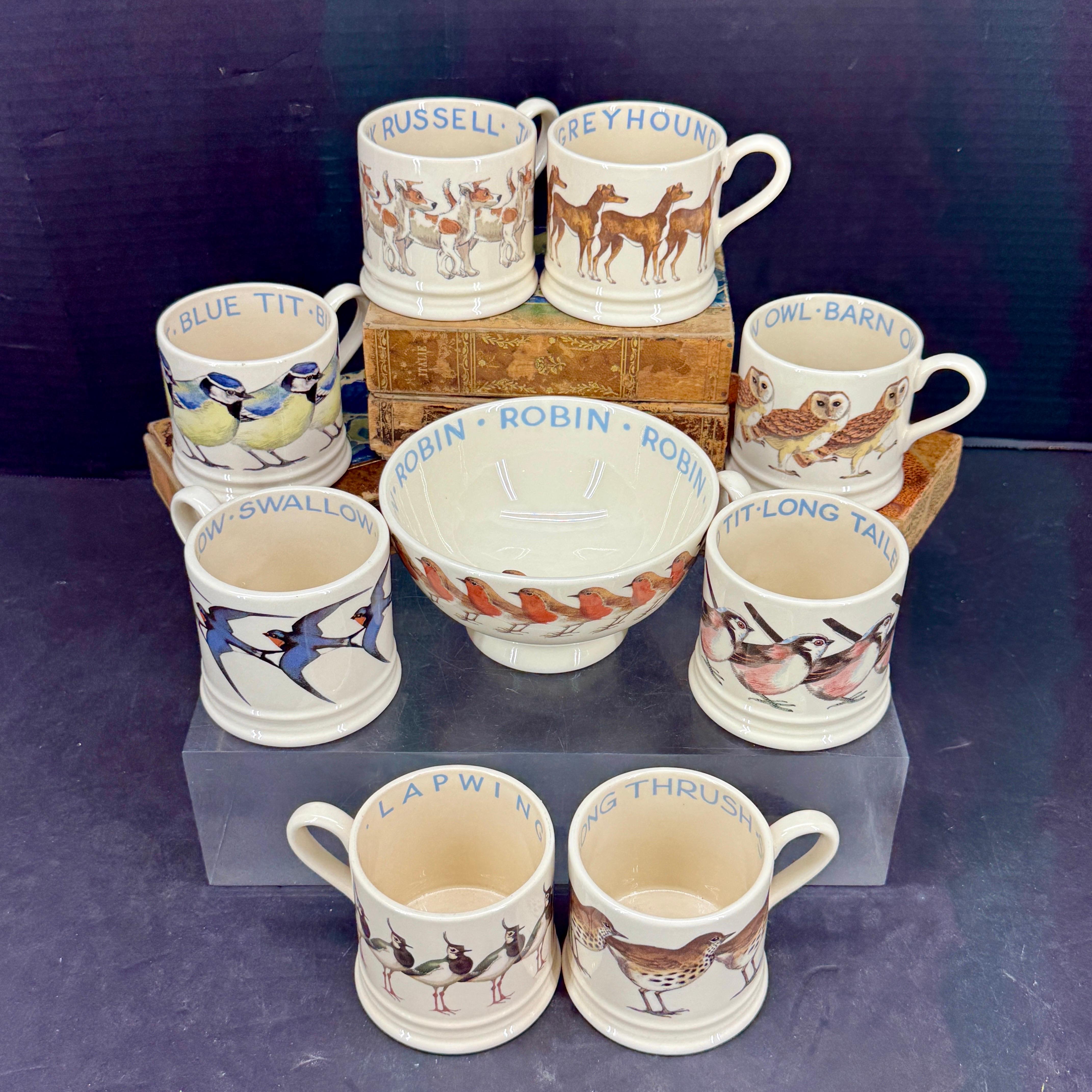 Maravillosa colección de cerámica de Emma Bridgewater que incluye 8 tazas y un cuenco.
Este set incluye un zorzal común, una golondrina, un herrerillo común, un herrerillo capuchino, una avefría, una lechuza común, un galgo y un terrier Jack
