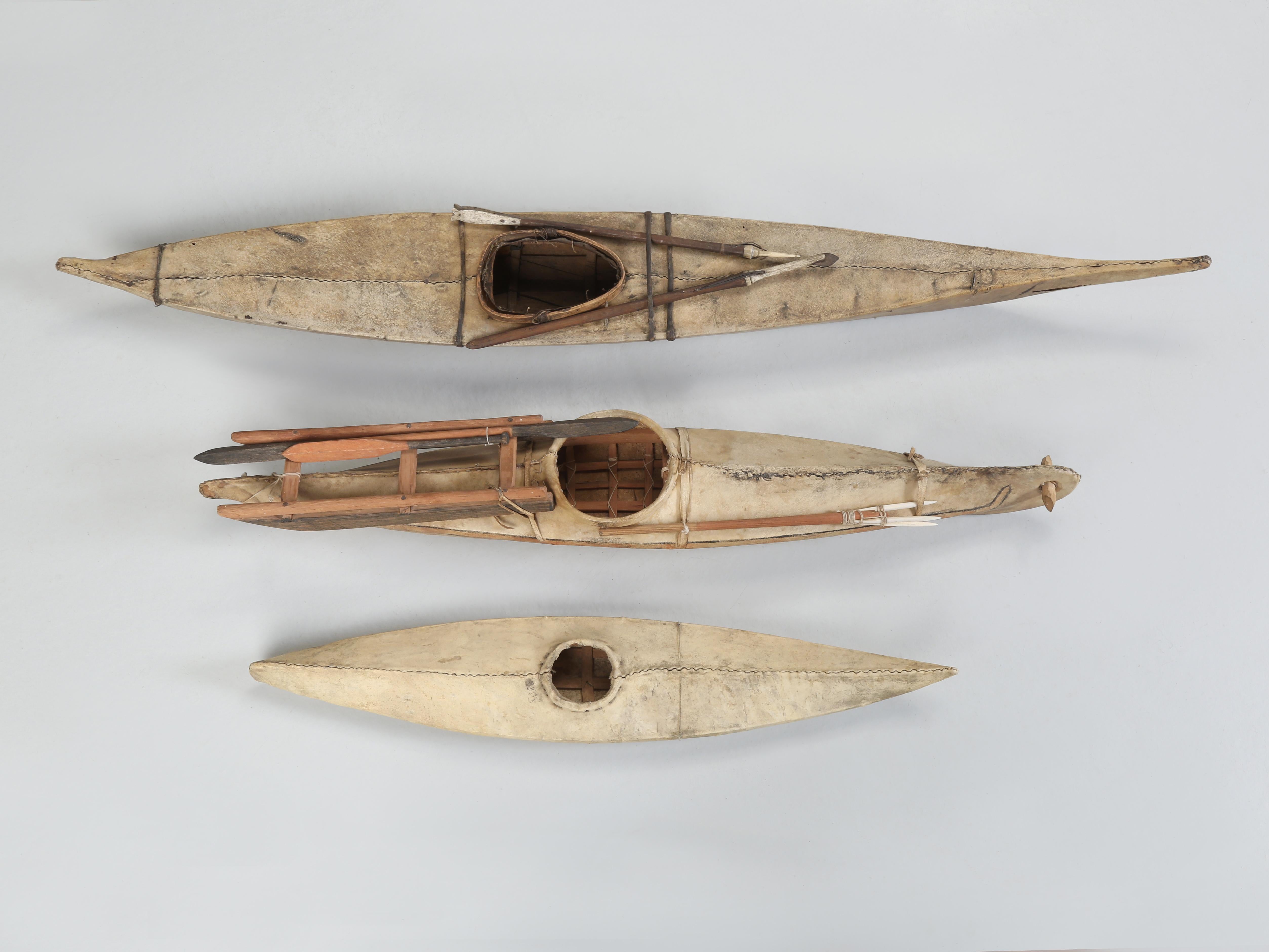Collection'S von 3 authentischen Eskimo-Inuit-Kinderkajakmodellen mit Robbenfellbezug aus den frühen 1900er Jahren. Wir haben derzeit mehrere Exemplare in verschiedenen Größen und verschiedenen Alters, aber alle sind authentisch und scheinen etwa