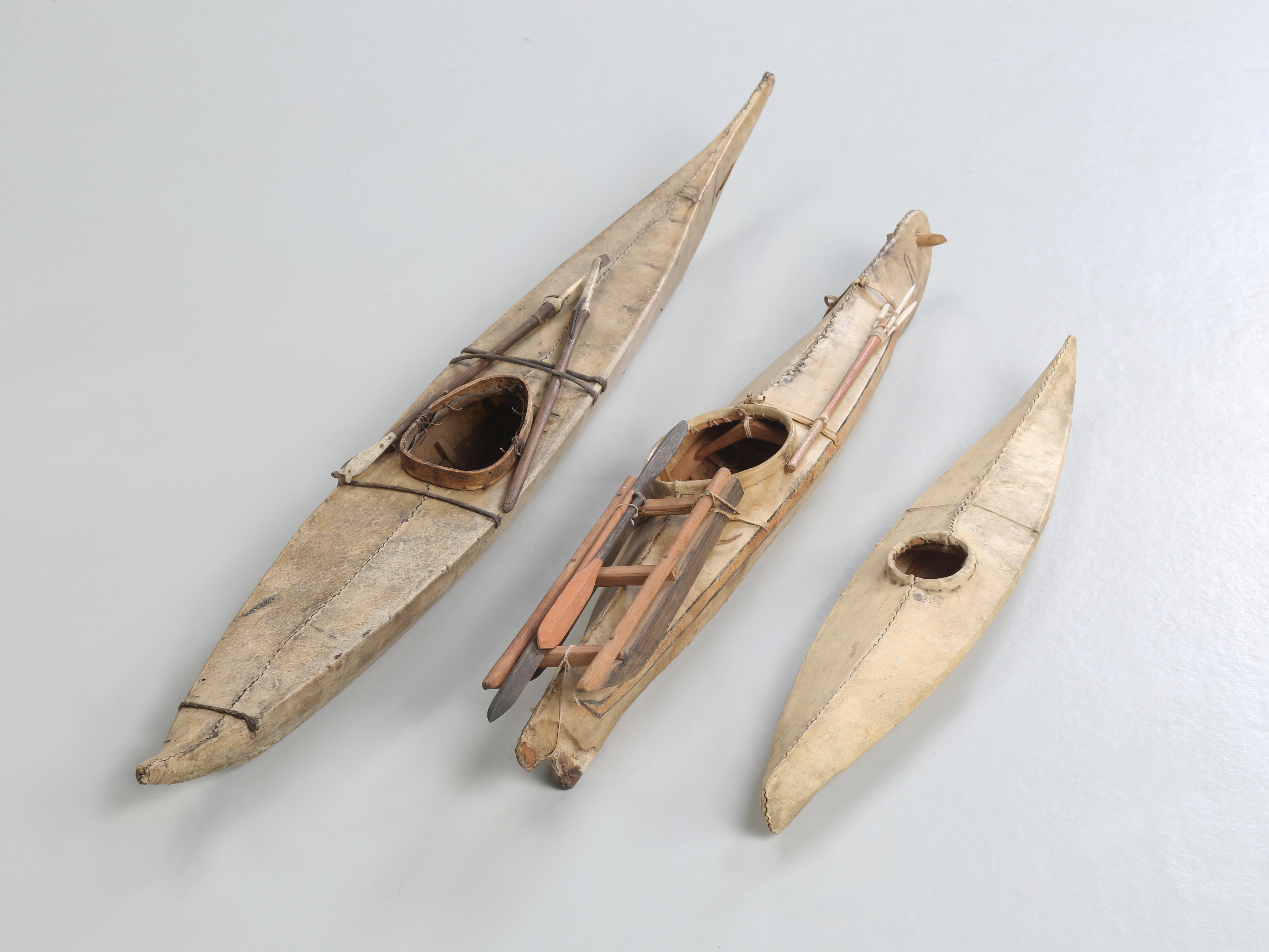 Sammlung von Kajaks mit Eskimo-Robbenhautbezug aus den frühen 1900er Jahren Alle Original (Indigene Kunst (Nord-/Südamerika)) im Angebot