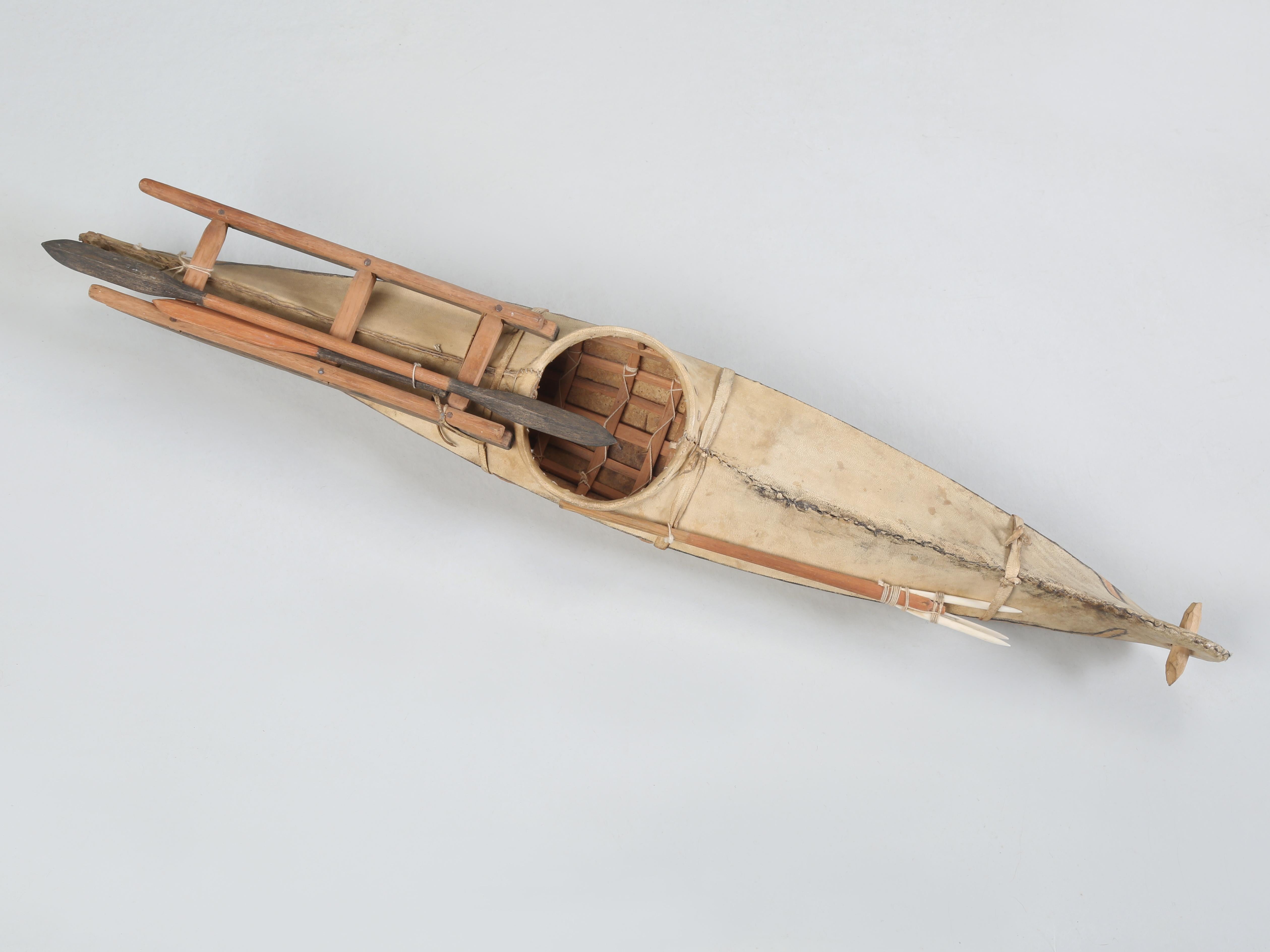 Sammlung von Kajaks mit Eskimo-Robbenhautbezug aus den frühen 1900er Jahren Alle Original im Angebot 1