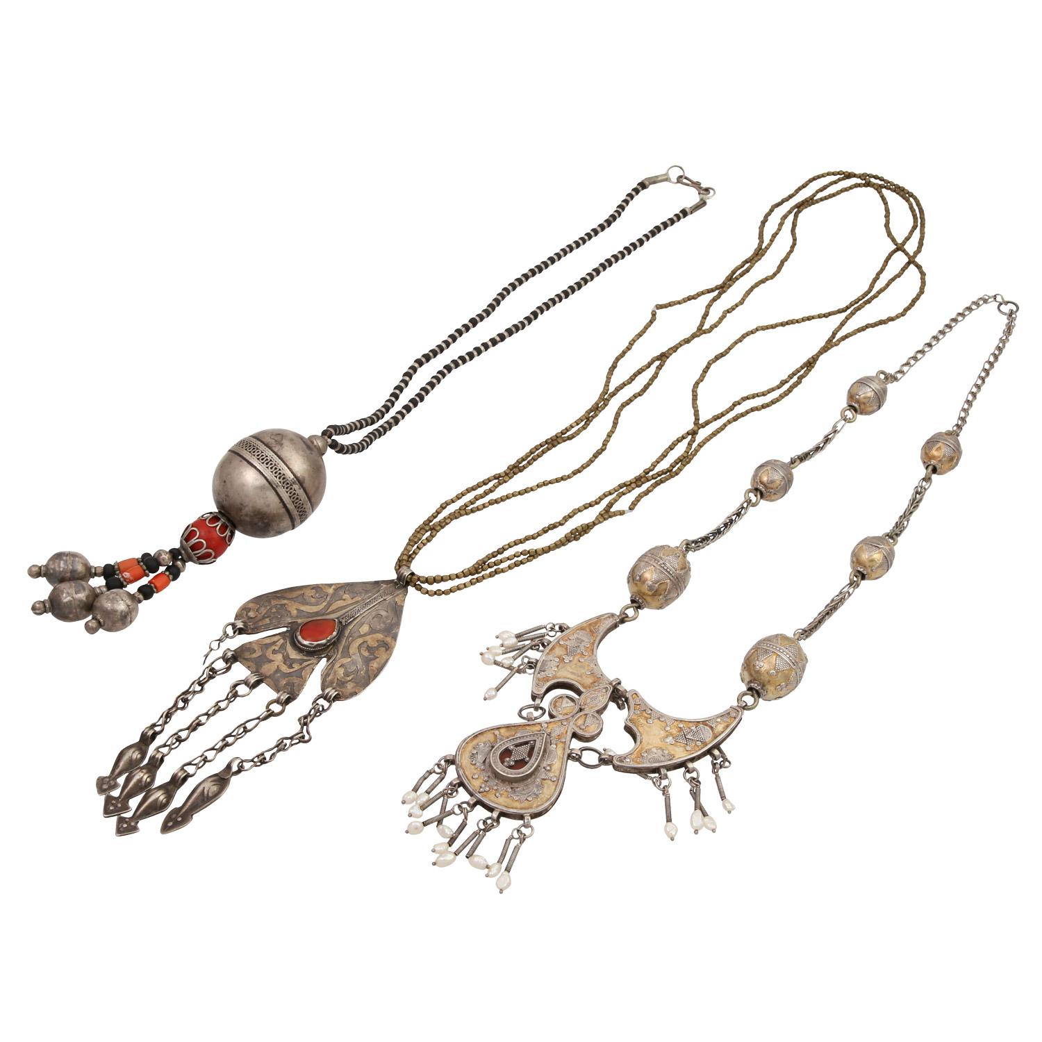 best. bestehend aus 3 Ketten, 1 Anhänger, 1 Armband, 1 Paar Ohrringe, verschiedene Metalle, meist Silber. Beschäftigt mit Glas, Koralle, Karneol, Süßwasserperlen. Kunsthandwerk mit Filigran-, Granulations- und Intarsienarbeiten, hauptsächlich