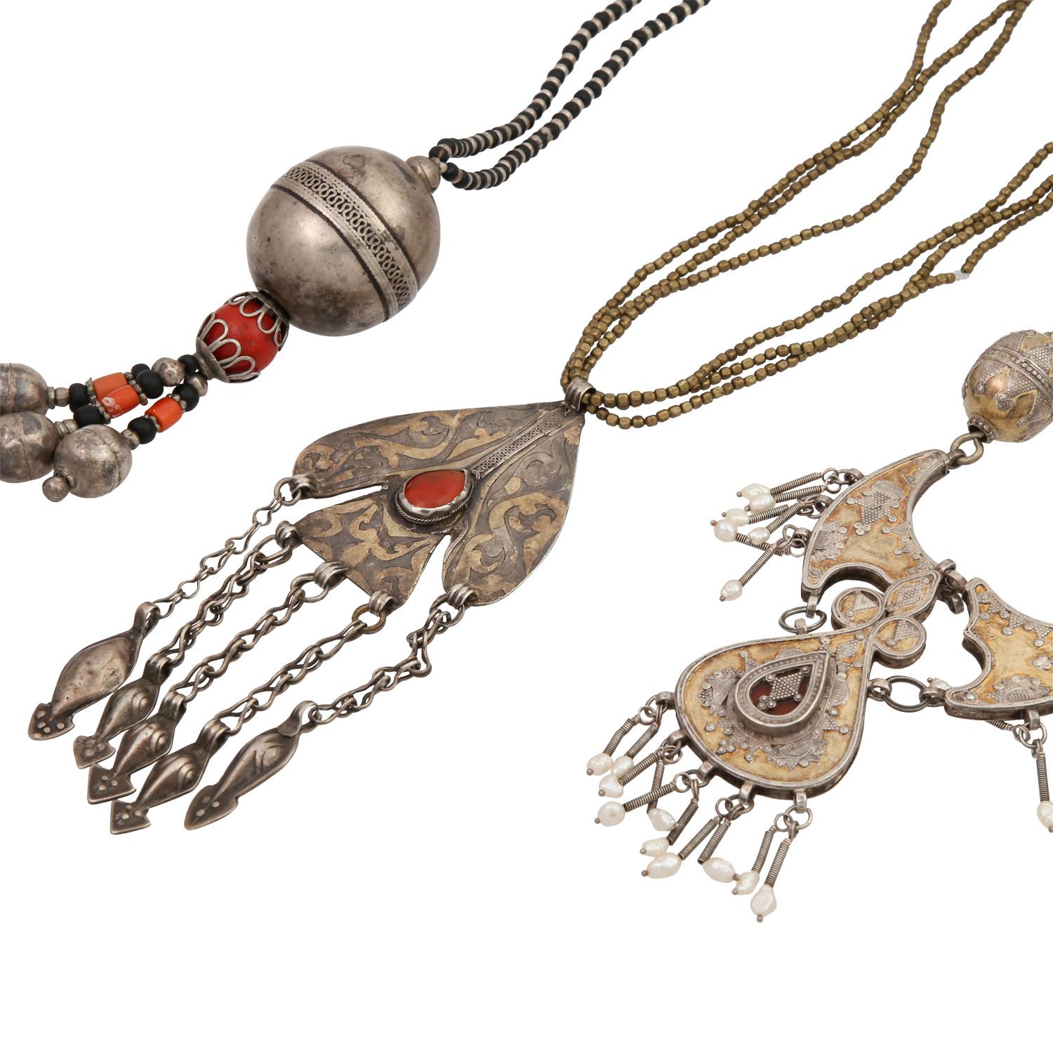 Kollektion von ethnografischem Schmuck (Moderne) im Angebot
