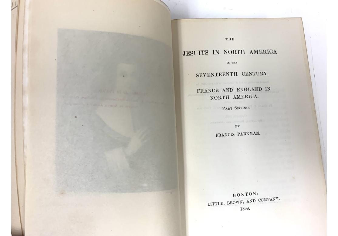 Y compris : 
10 volumes, Life and Works of Tennyson, The Macmillan Co., 1899. Magnifiques dos en cuir marron foncé et planches marbrées bleu et beige. 7 3/8