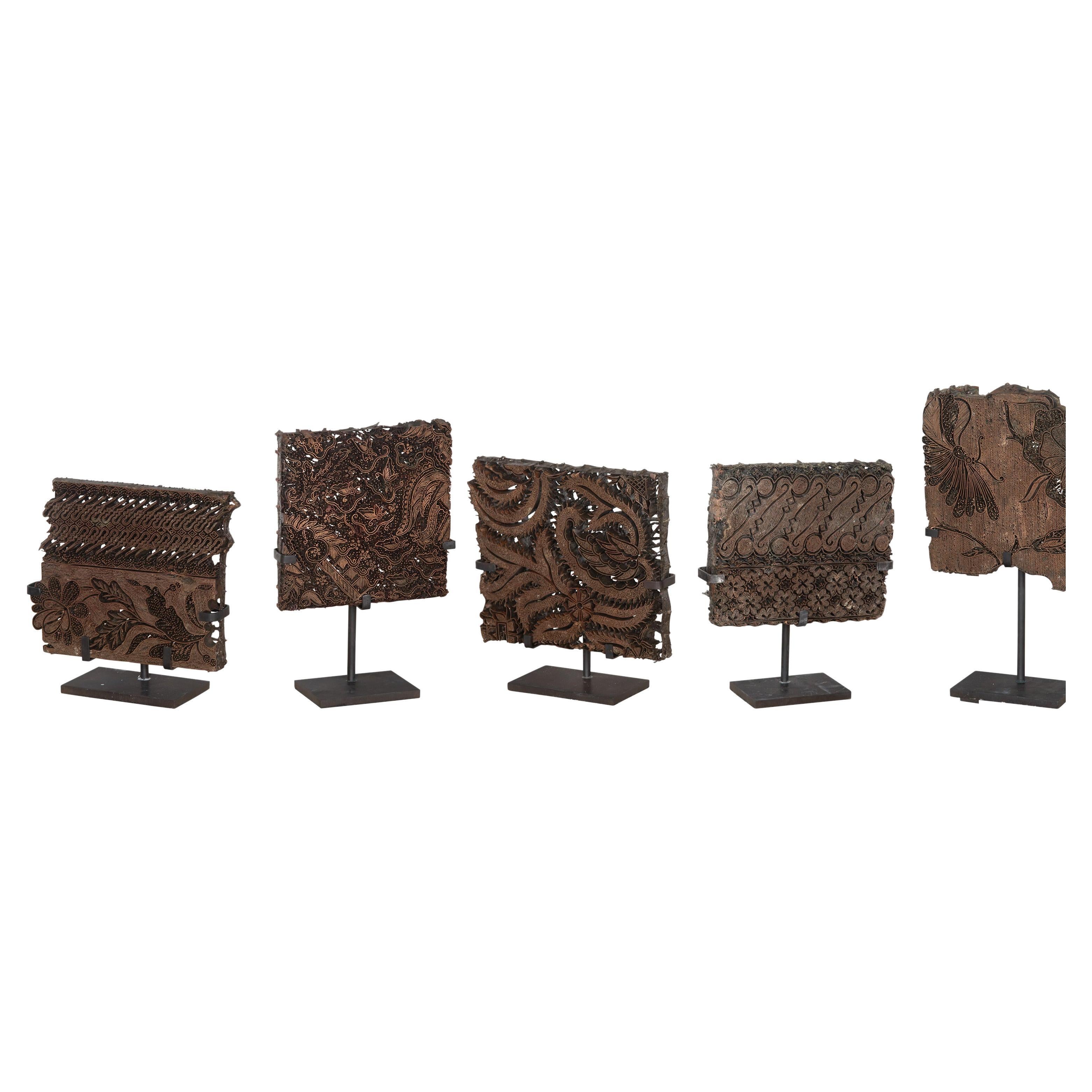 Kollektion von fünf Batik-Druckblöcken aus dem 19. Jahrhundert