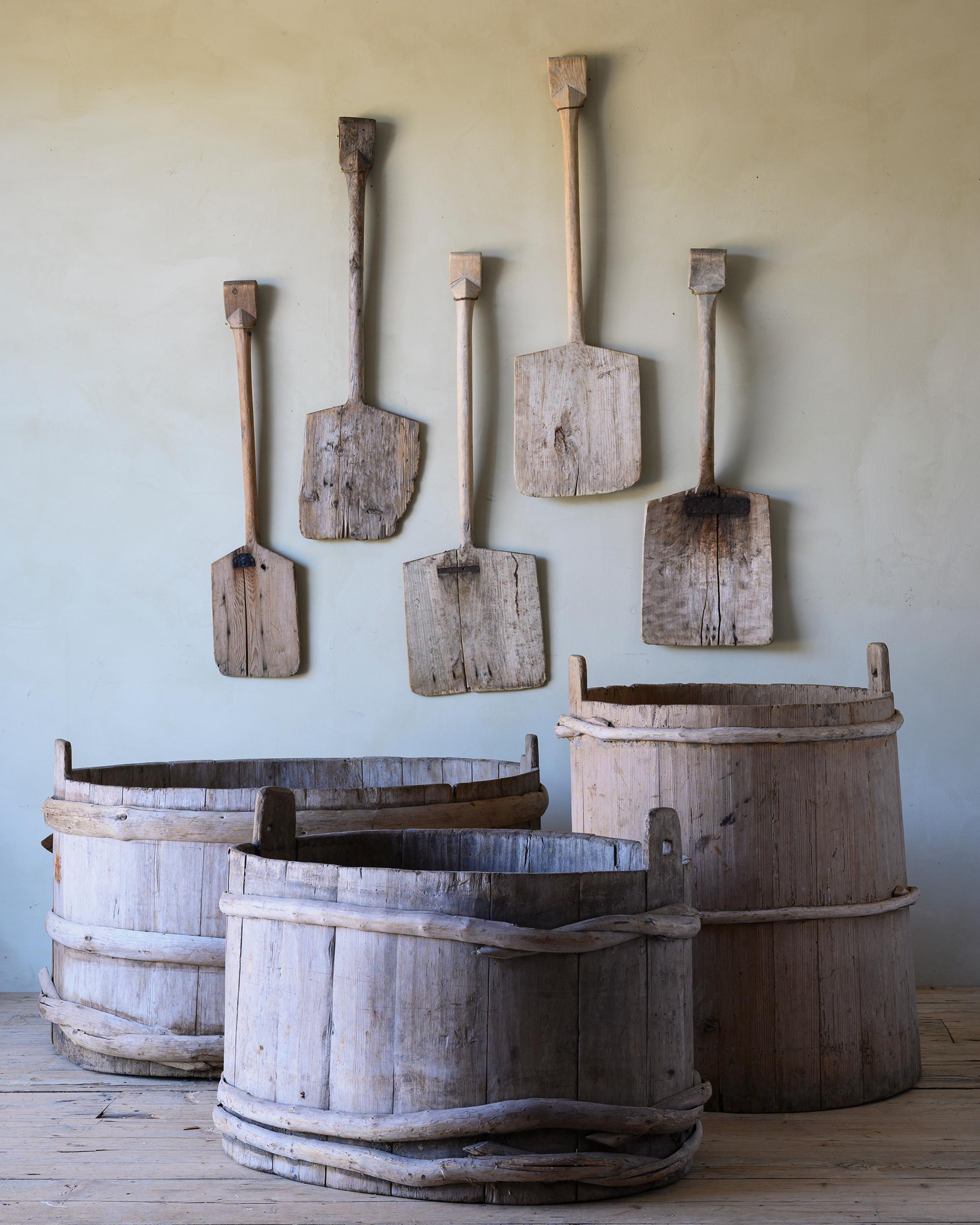 Collection de cinq pelles à grain en bois d'art populaire du 19ème siècle avec une grande patine. Ca 1800 - 1840 Suède. 

Mesures : Hauteur de 88 à 98 cm. Largeur de 19 à 31 cm.

