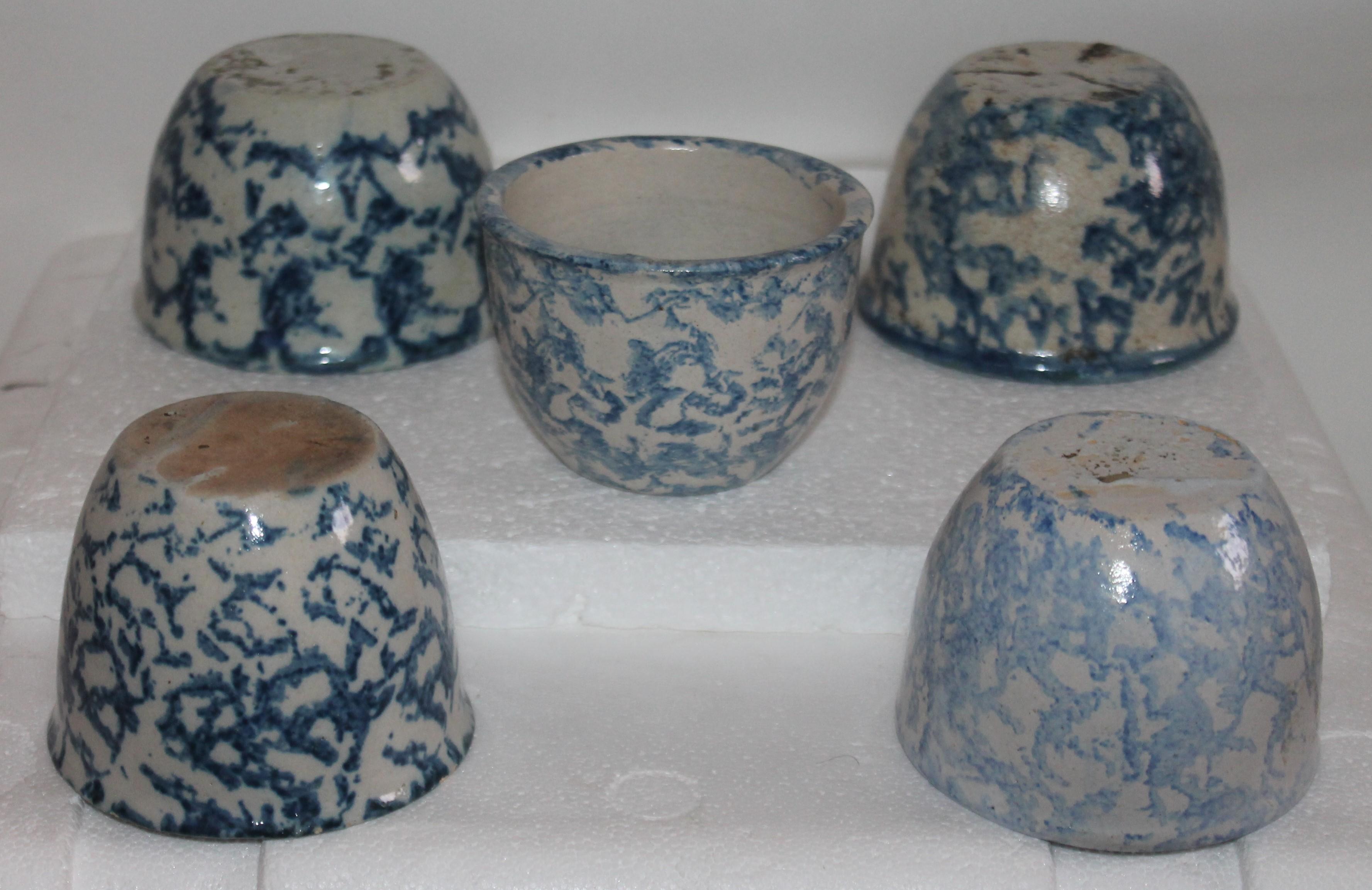 Cette collection de cinq tasses à crème pâtissière en poterie éponge du 19ème siècle est en bon état.