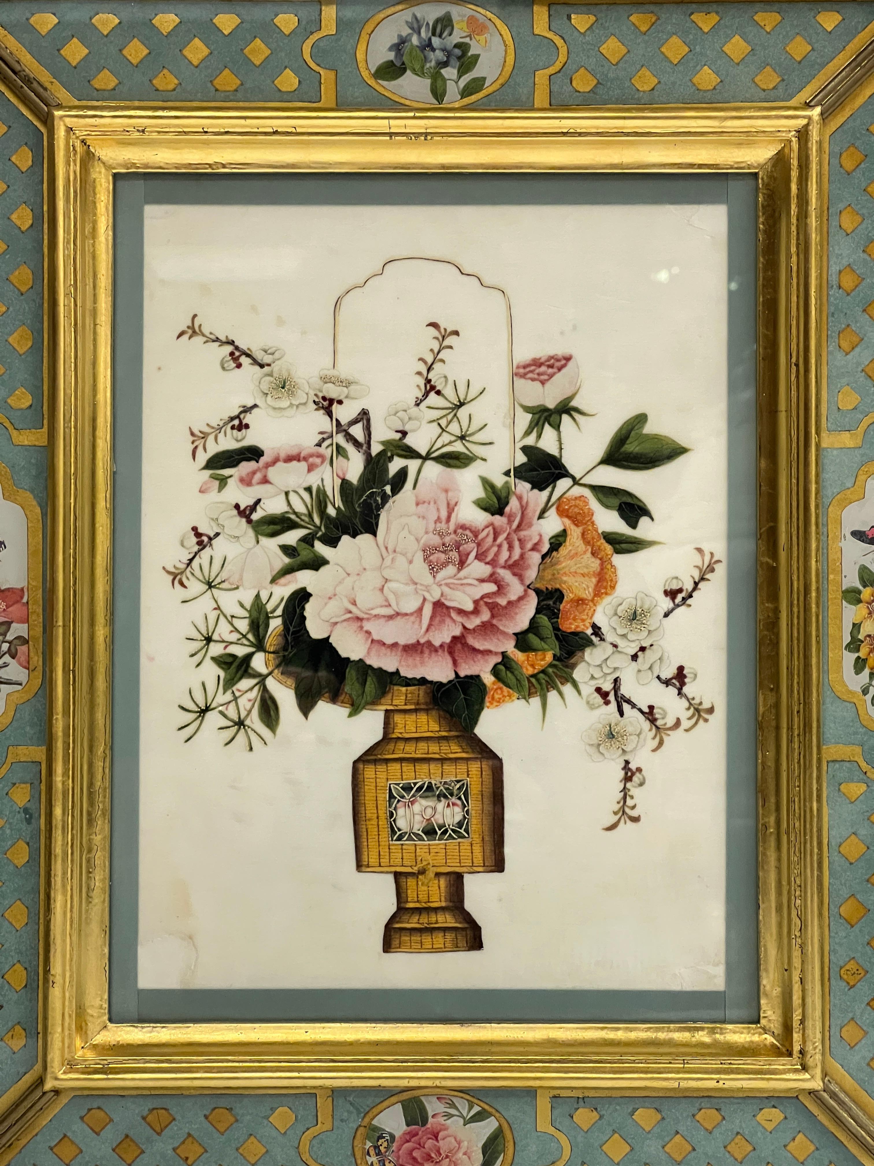 Colección de cinco acuarelas chinas sobre papel de arroz de principios del siglo XX, exquisitamente pintadas, que representan diversas especies de flores expuestas en cestas y jarrones, enmarcadas y montadas en marcos de madera vidriada, dorada y