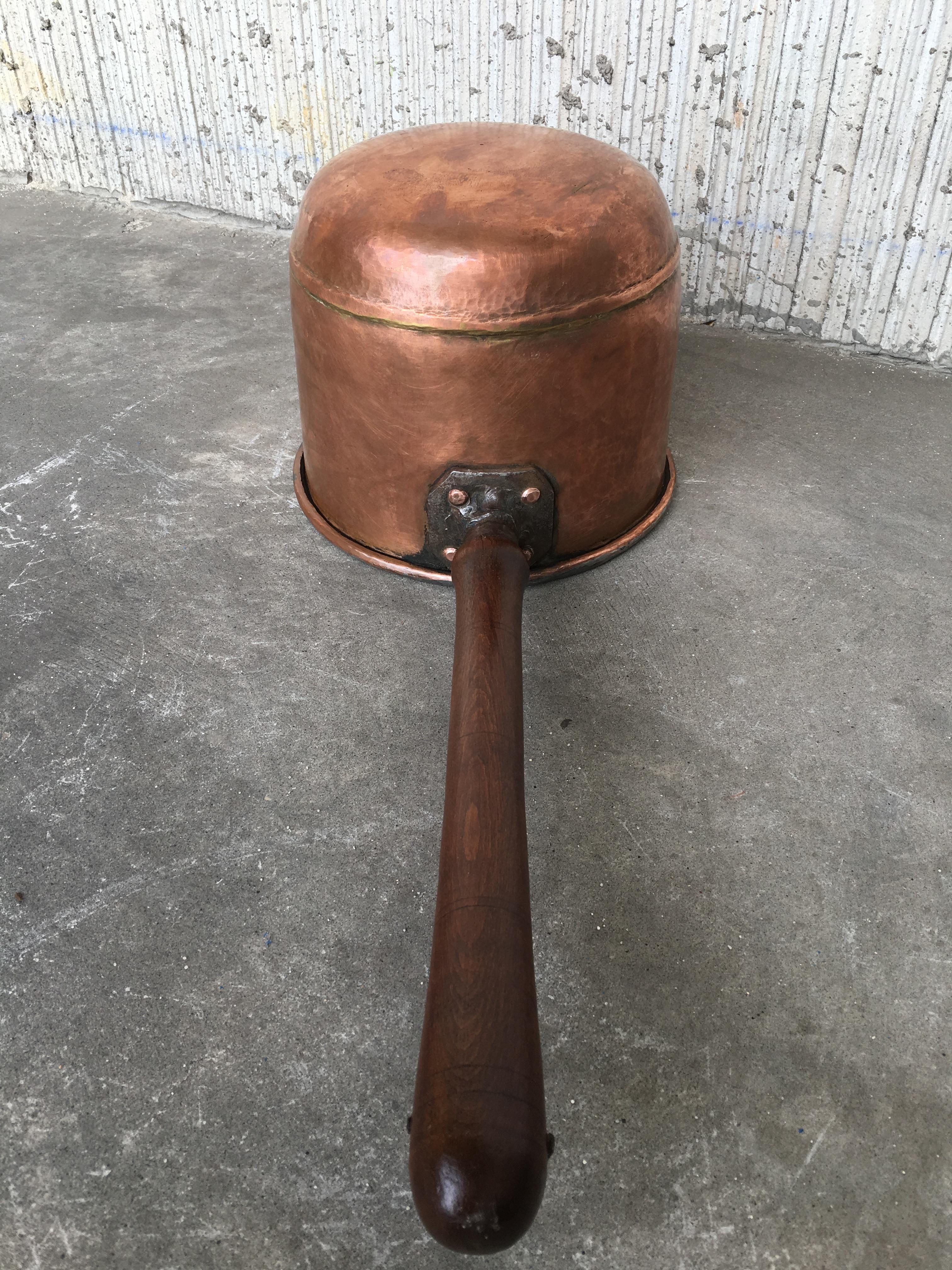 Colección de Cinco Antiguas Sartenes Españolas de Cobre Forjado y Hecho a Mano en venta 7