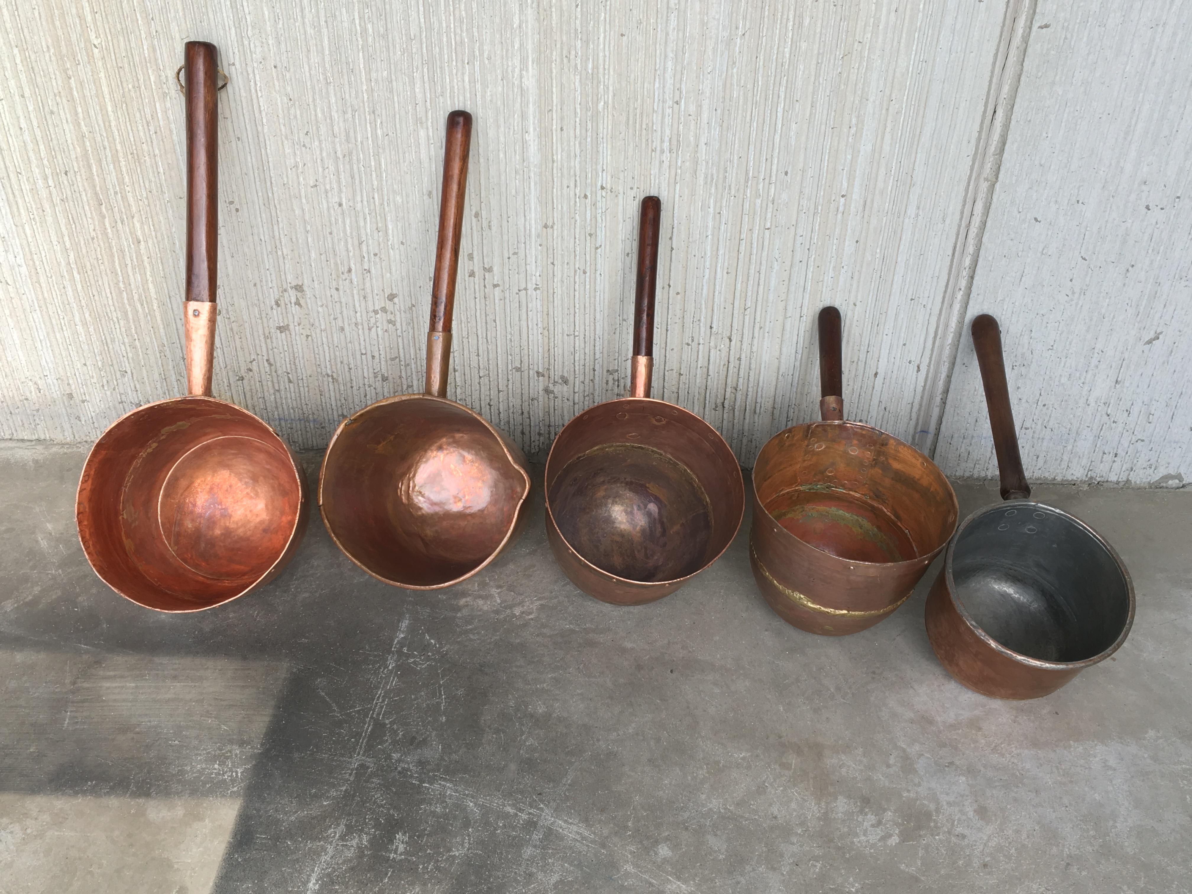 Sammlung von fünf antiken spanischen handgefertigten und geschmiedeten Cook-Pfannen aus Kupfer im Zustand „Gut“ im Angebot in Miami, FL
