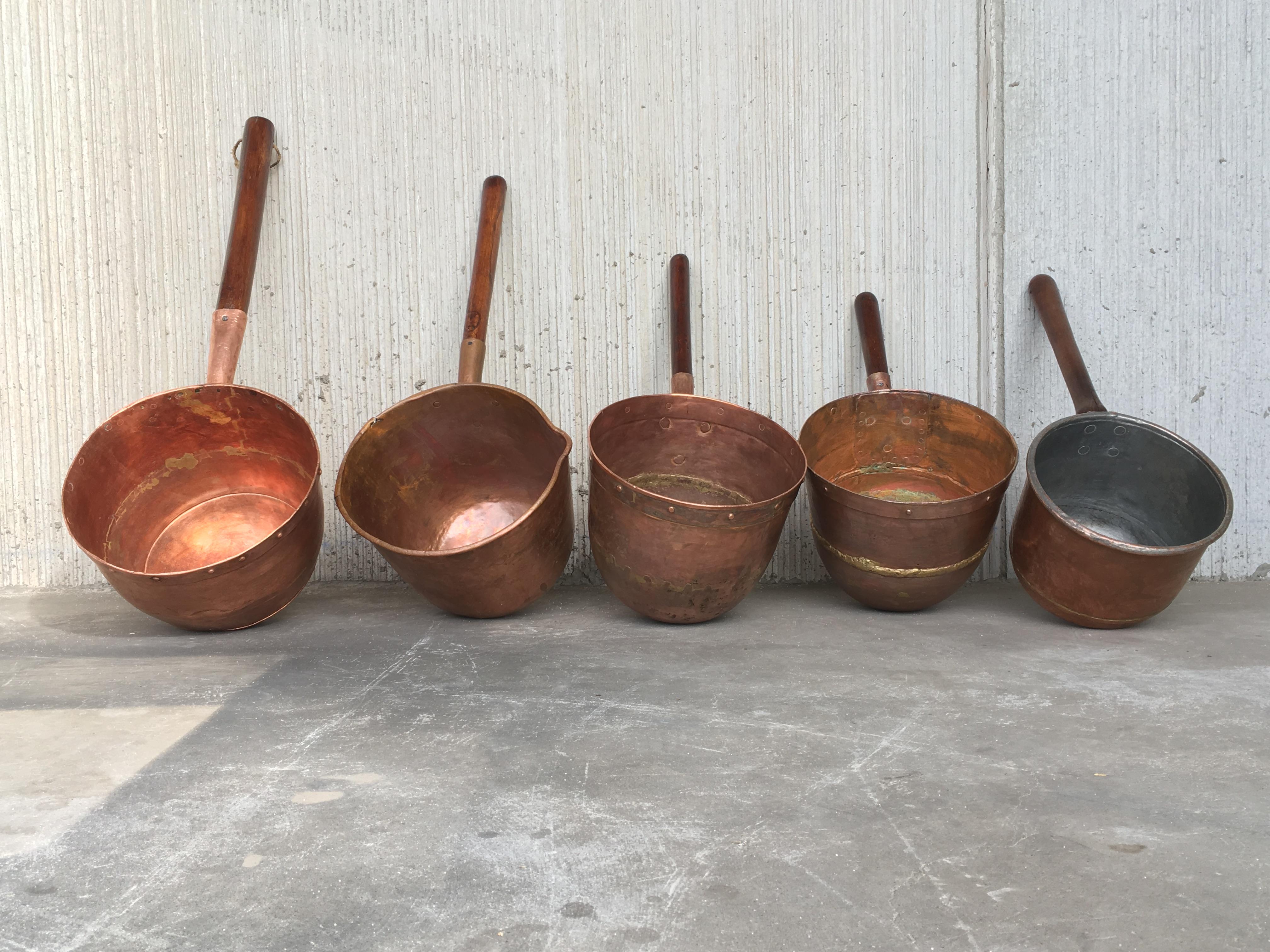 Sammlung von fünf antiken spanischen handgefertigten und geschmiedeten Cook-Pfannen aus Kupfer (19. Jahrhundert) im Angebot