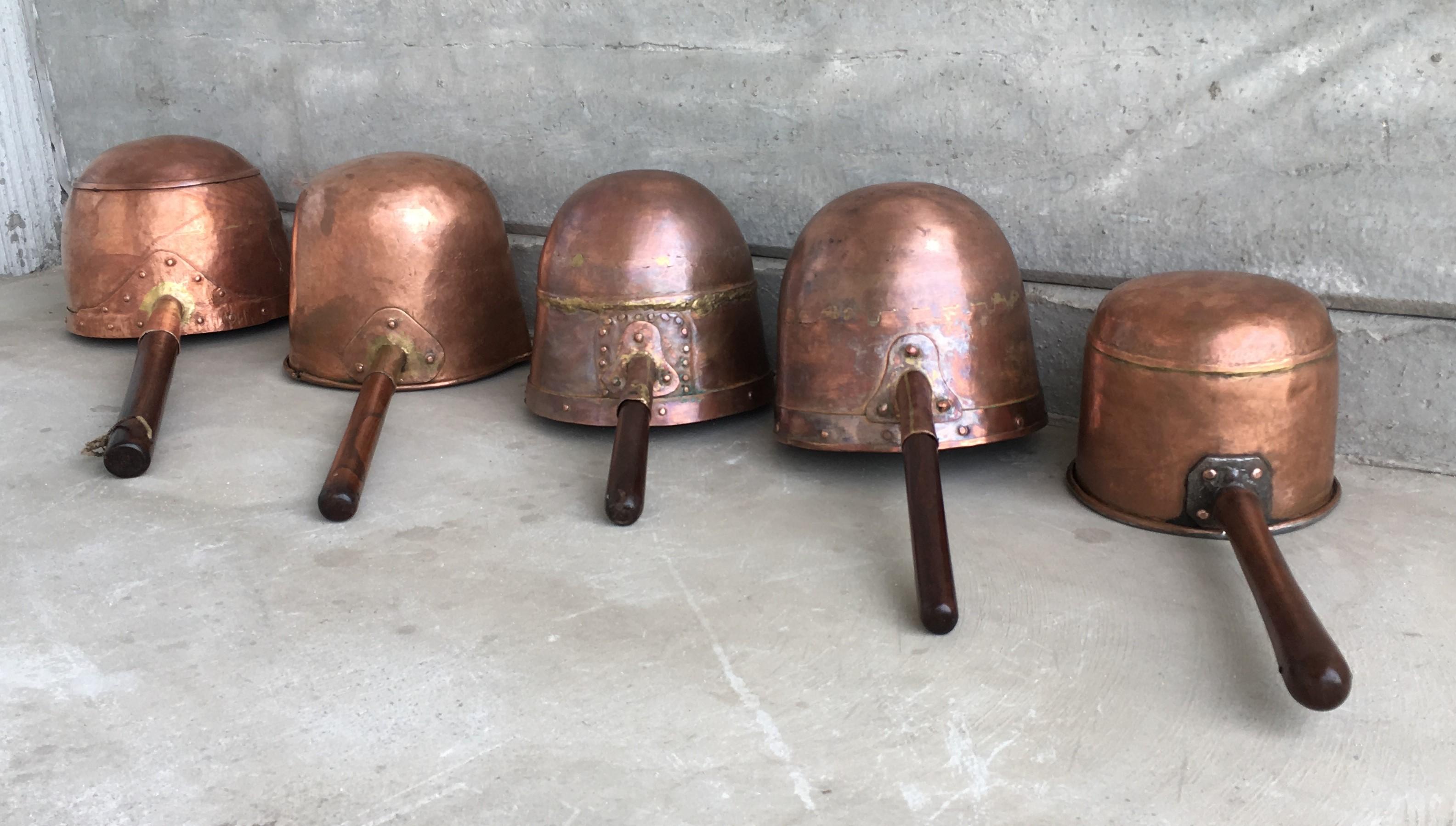 Colección de Cinco Antiguas Sartenes Españolas de Cobre Forjado y Hecho a Mano en Bueno estado para la venta en Miami, FL