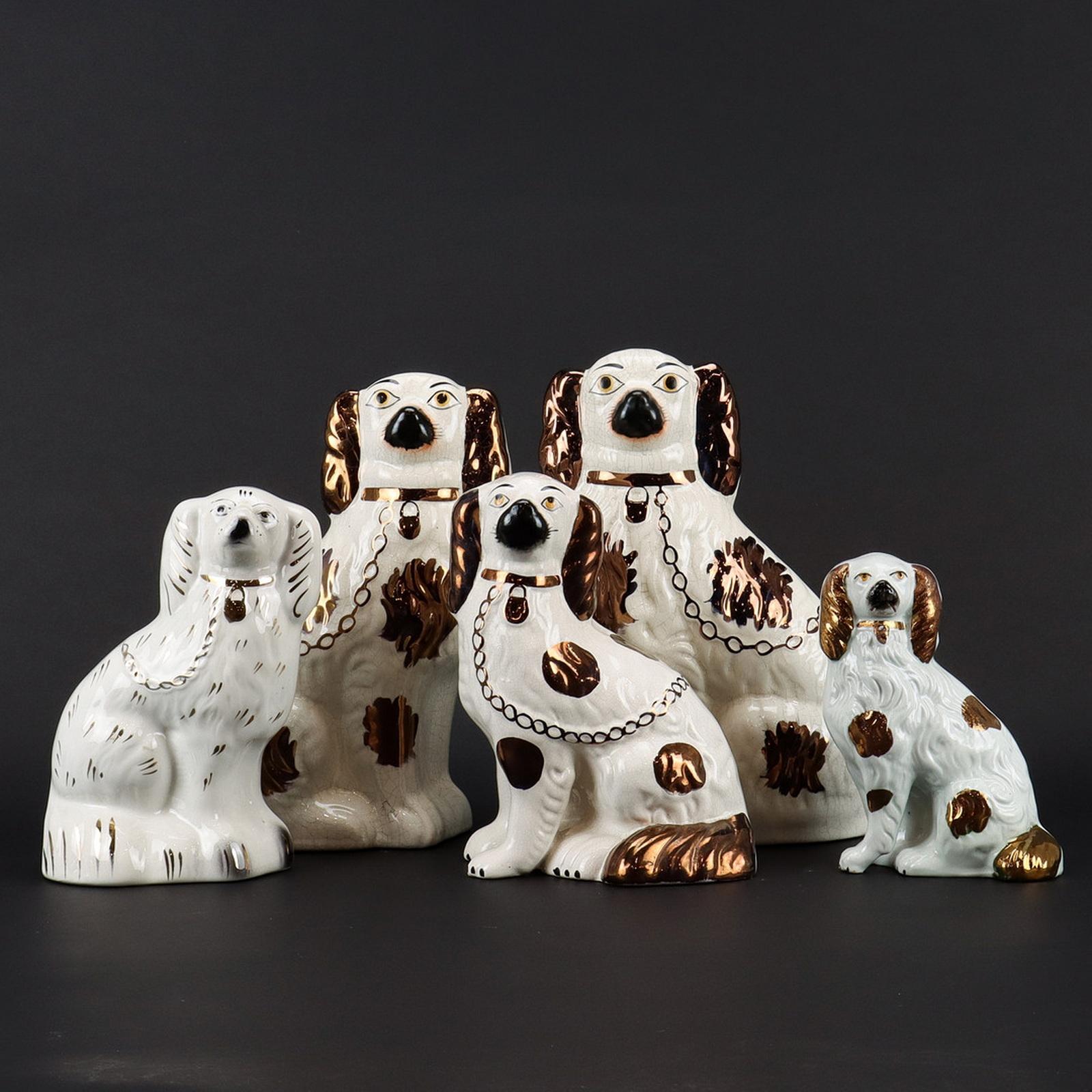 Inglese Collectional di cinque antichi cani Spaniel da camino in ceramica Staffordshire in vendita