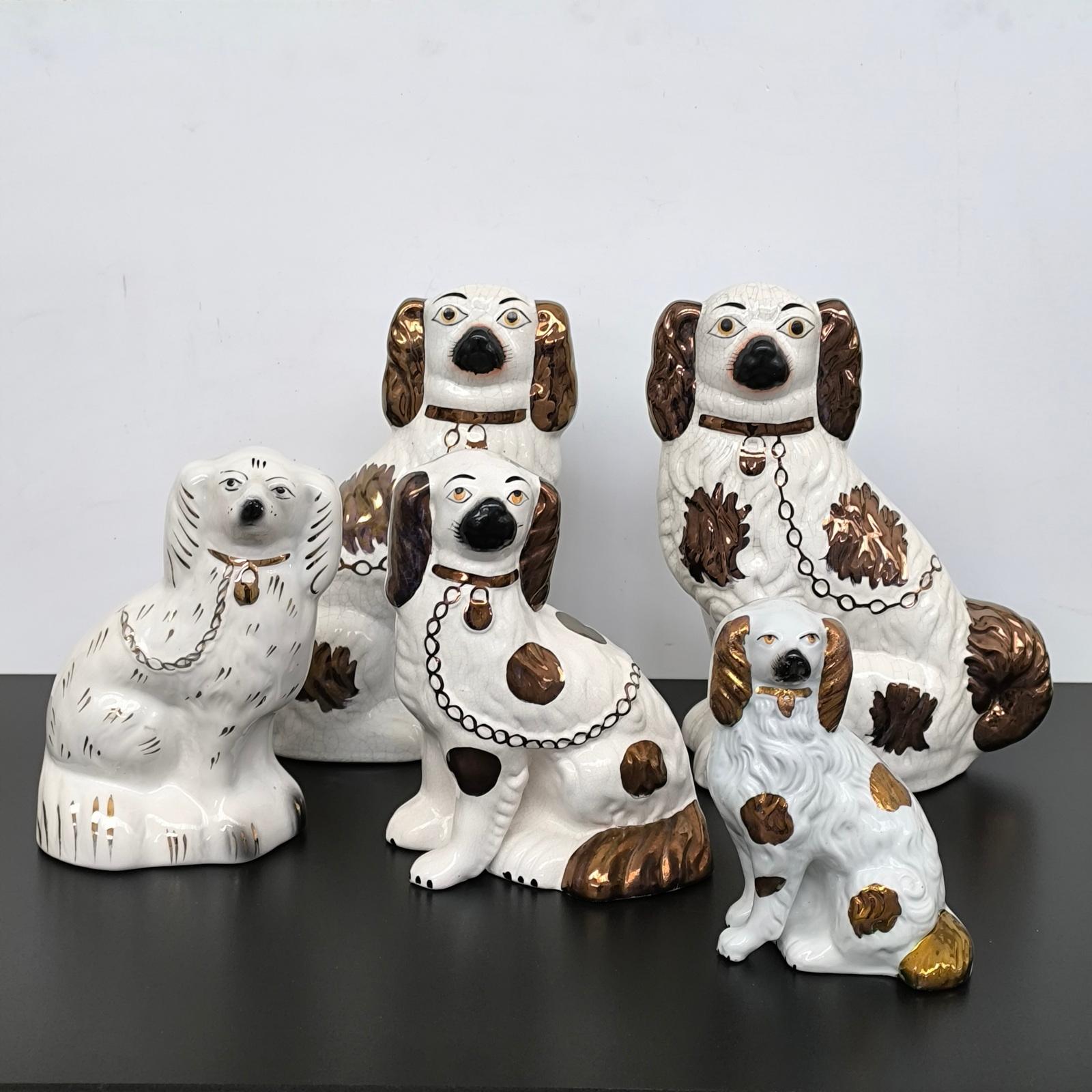 Collection'S di cinque antichi cani da mantello Spaniel in ceramica Staffordshire.
Sono ideali per decorare qualsiasi interno e aggiungere un tocco di colore e calore.
Altezza 18, 23, 23 28 e 28 cm.