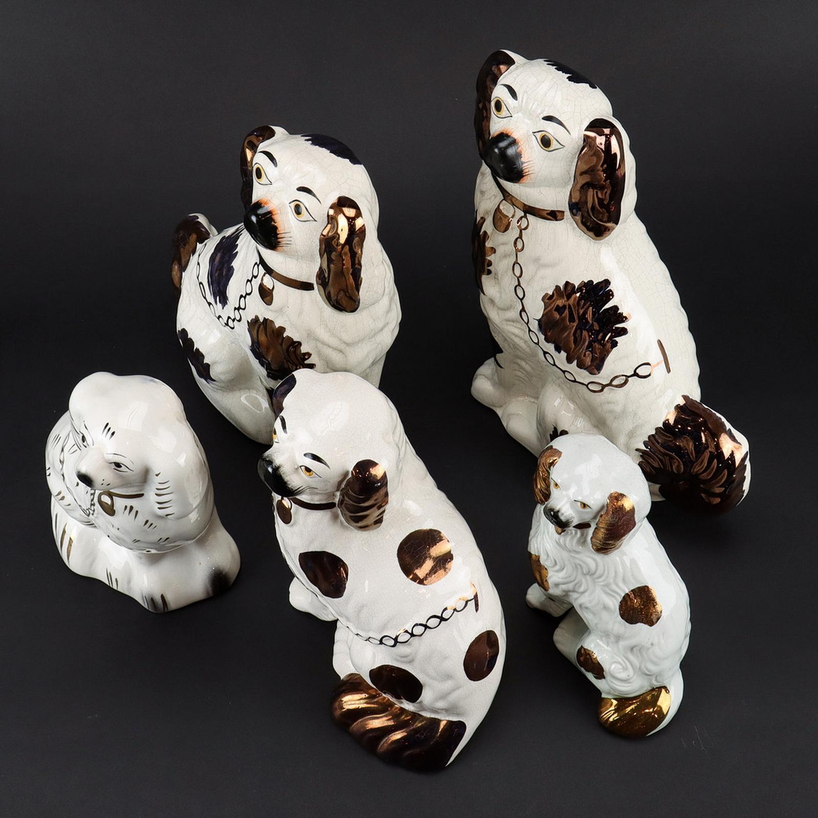 Dipinto a mano Collectional di cinque antichi cani Spaniel da camino in ceramica Staffordshire in vendita