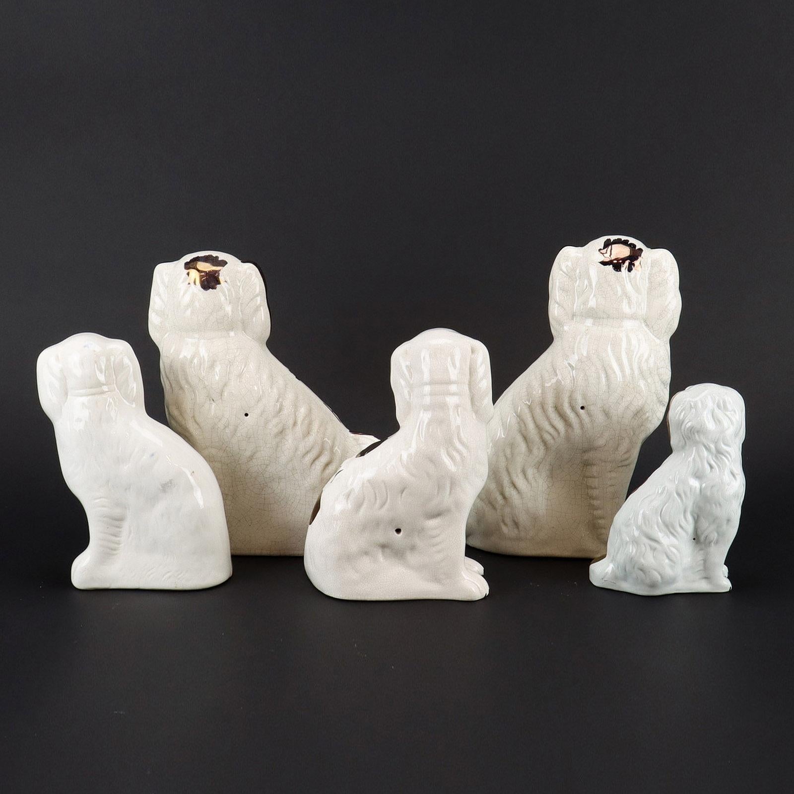 Collectional di cinque antichi cani Spaniel da camino in ceramica Staffordshire In condizioni buone in vendita a Bochum, NRW