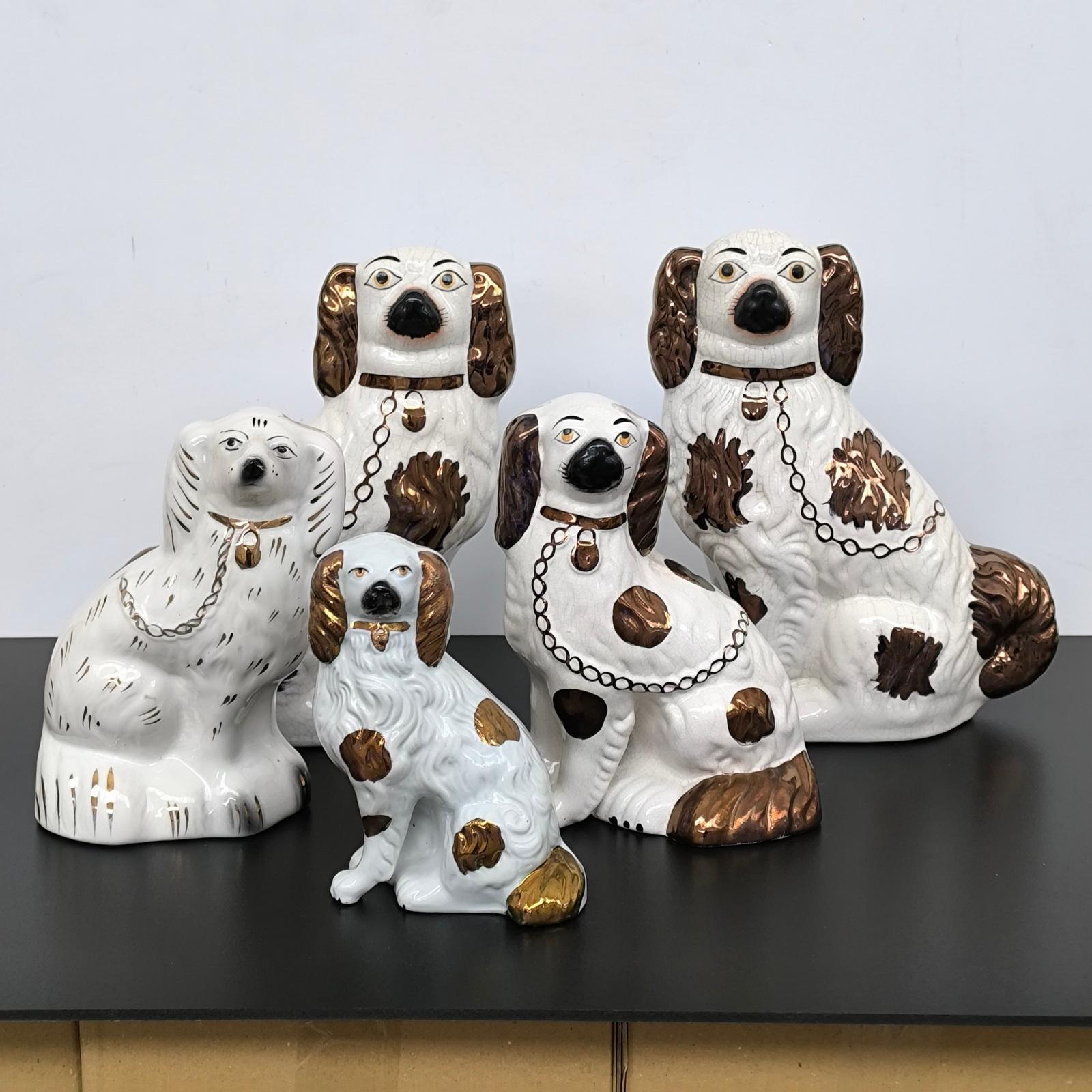 Vittoriano Collectional di cinque antichi cani Spaniel da camino in ceramica Staffordshire in vendita