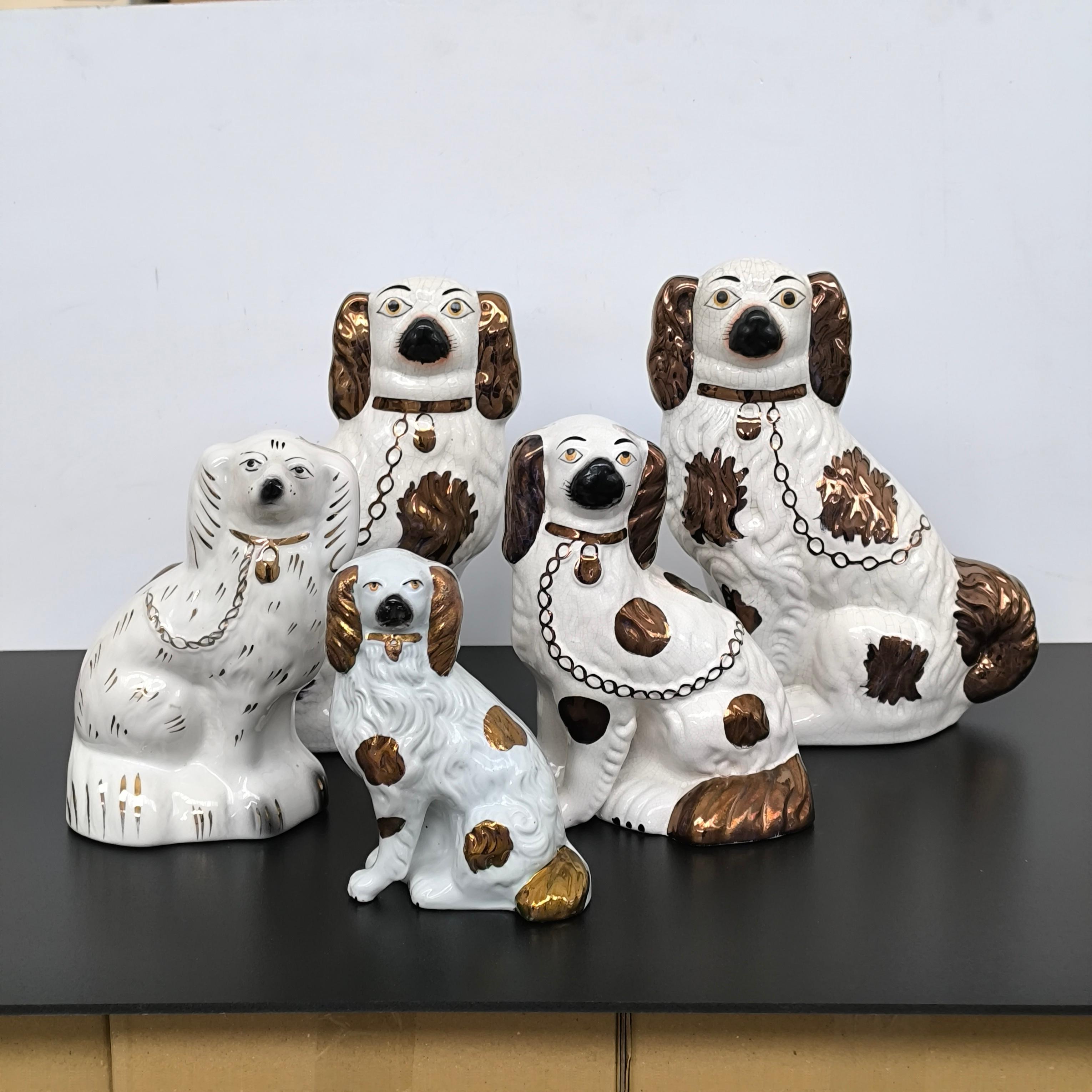 Porcellana Collectional di cinque antichi cani Spaniel da camino in ceramica Staffordshire in vendita