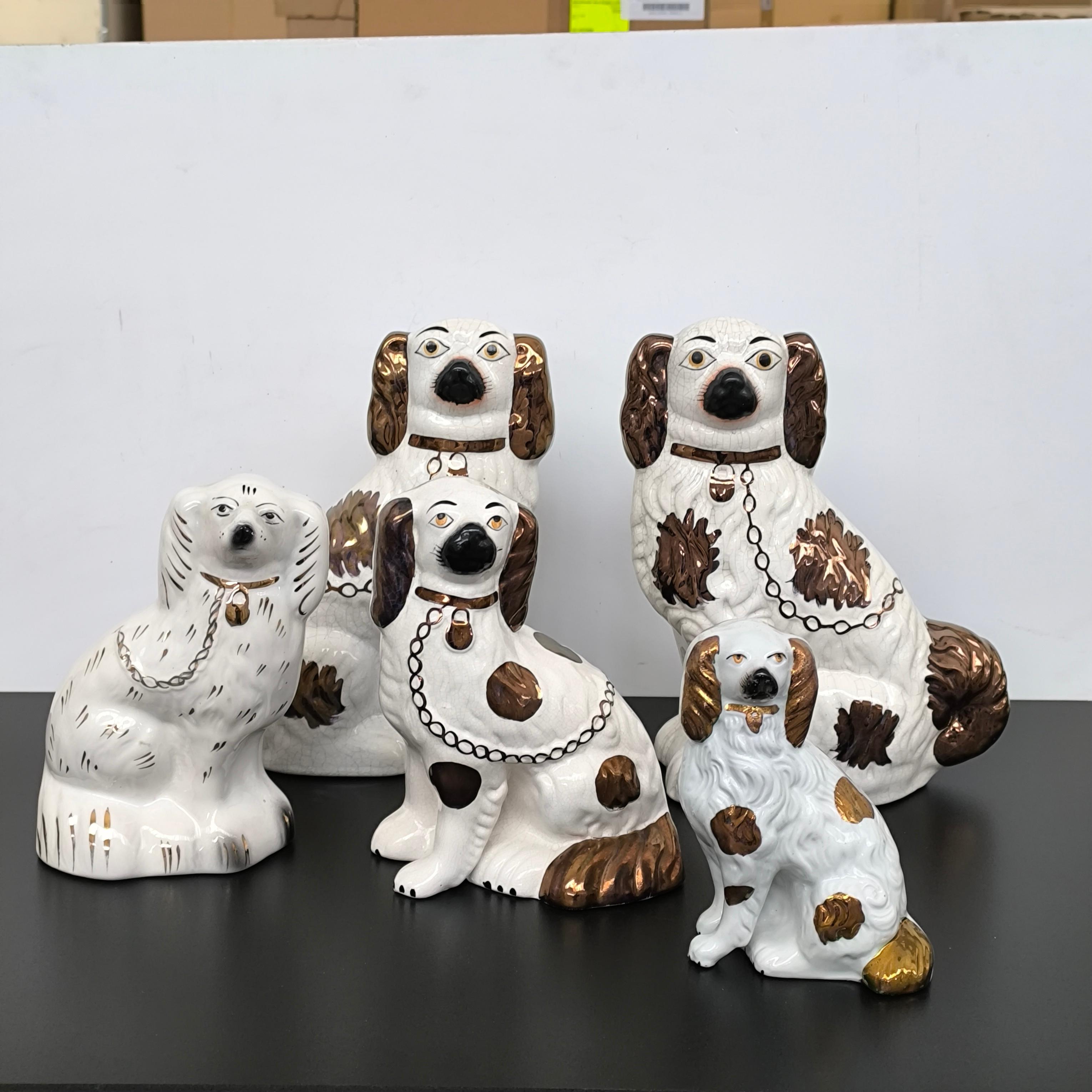 Collectional di cinque antichi cani Spaniel da camino in ceramica Staffordshire in vendita 1