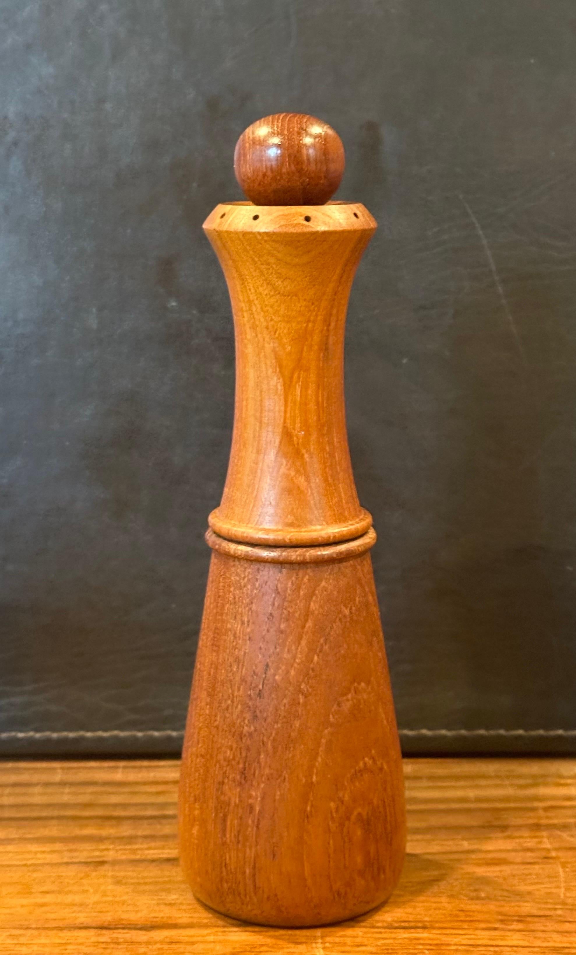 Kollektion von fünf modernen dänischen Pfeffermühlen aus Teakholz von Jens Quistgaard für Dansk im Angebot 5