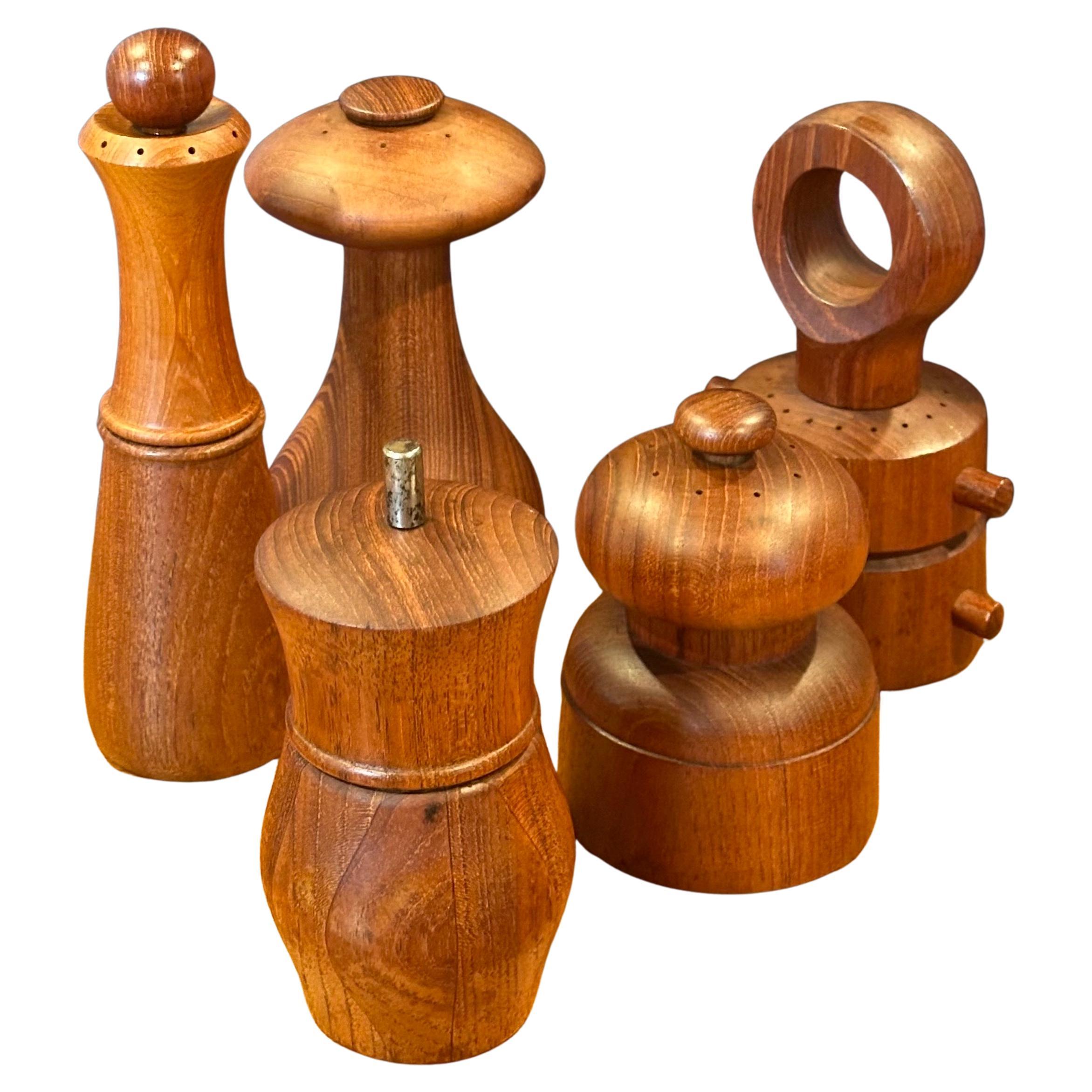 Tolle Sammlung von fünf modernen dänischen Pfeffermühlen aus Teakholz von Jens Quistgaard für Dansk und andere dänische Hersteller, ca. 1960er Jahre.  Die Mühlen sind in sehr gutem Vintage-Zustand und haben eine Höhe von 5,5