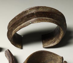 Colección de Pulseras y Collares de Bronce Fundido de Cinco Colmillos Gabón África Publicado
