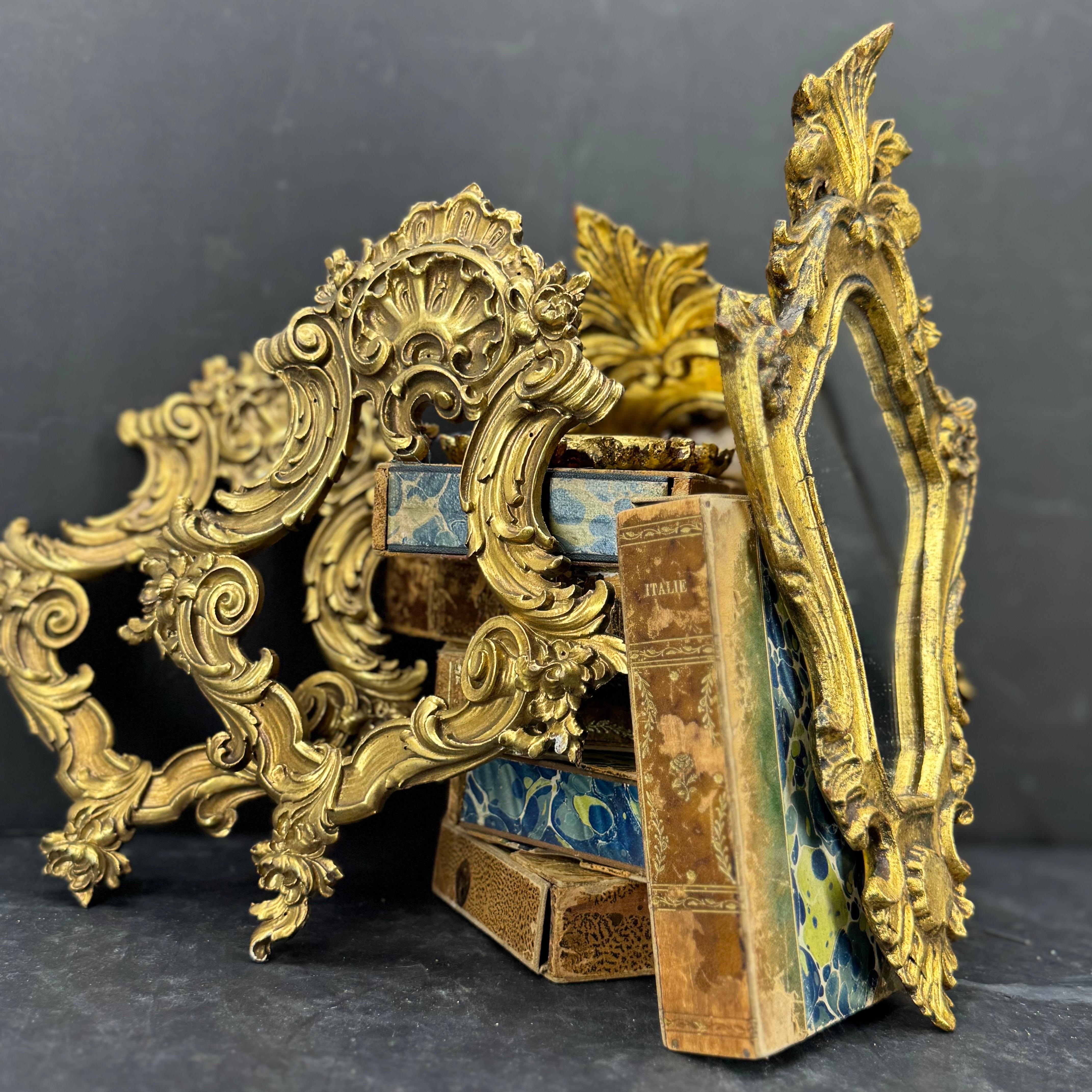 Colección de cinco espejos florentinos italianos y marcos de arte en venta 3