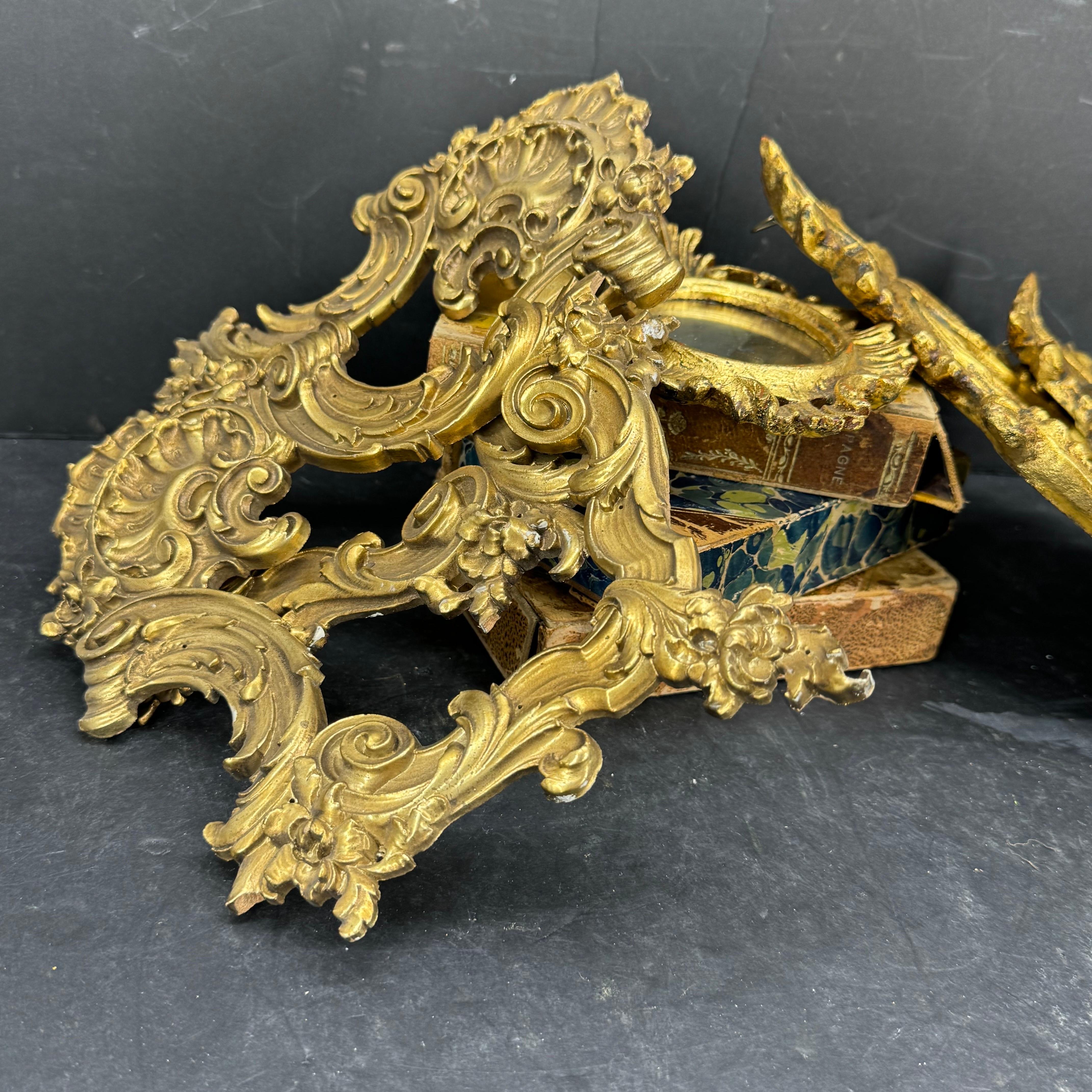 Colección de cinco espejos florentinos italianos y marcos de arte en venta 5