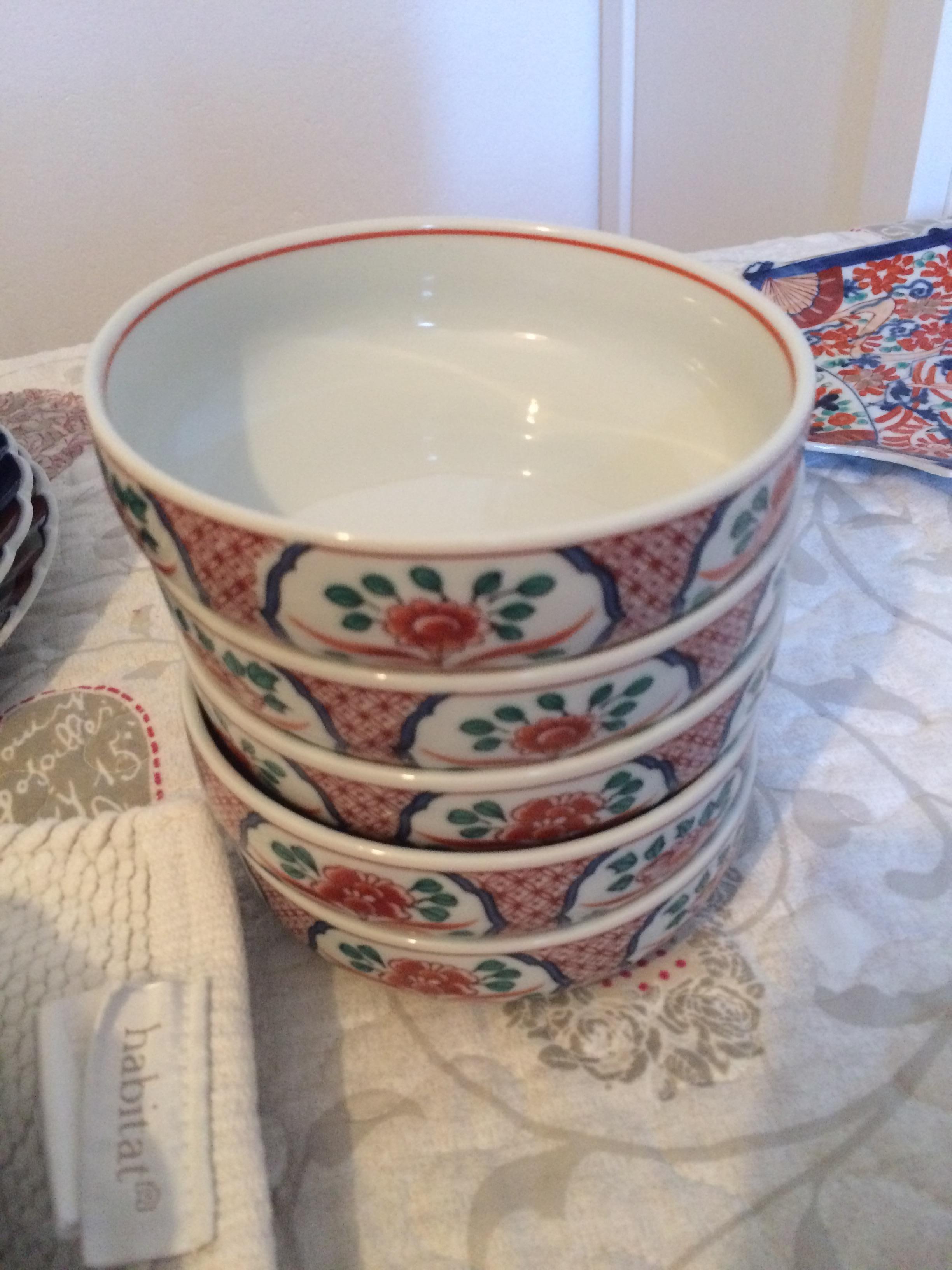 Collection of Five Japanese Imari Porcelain Bowls, Hand Painted For Sale 1