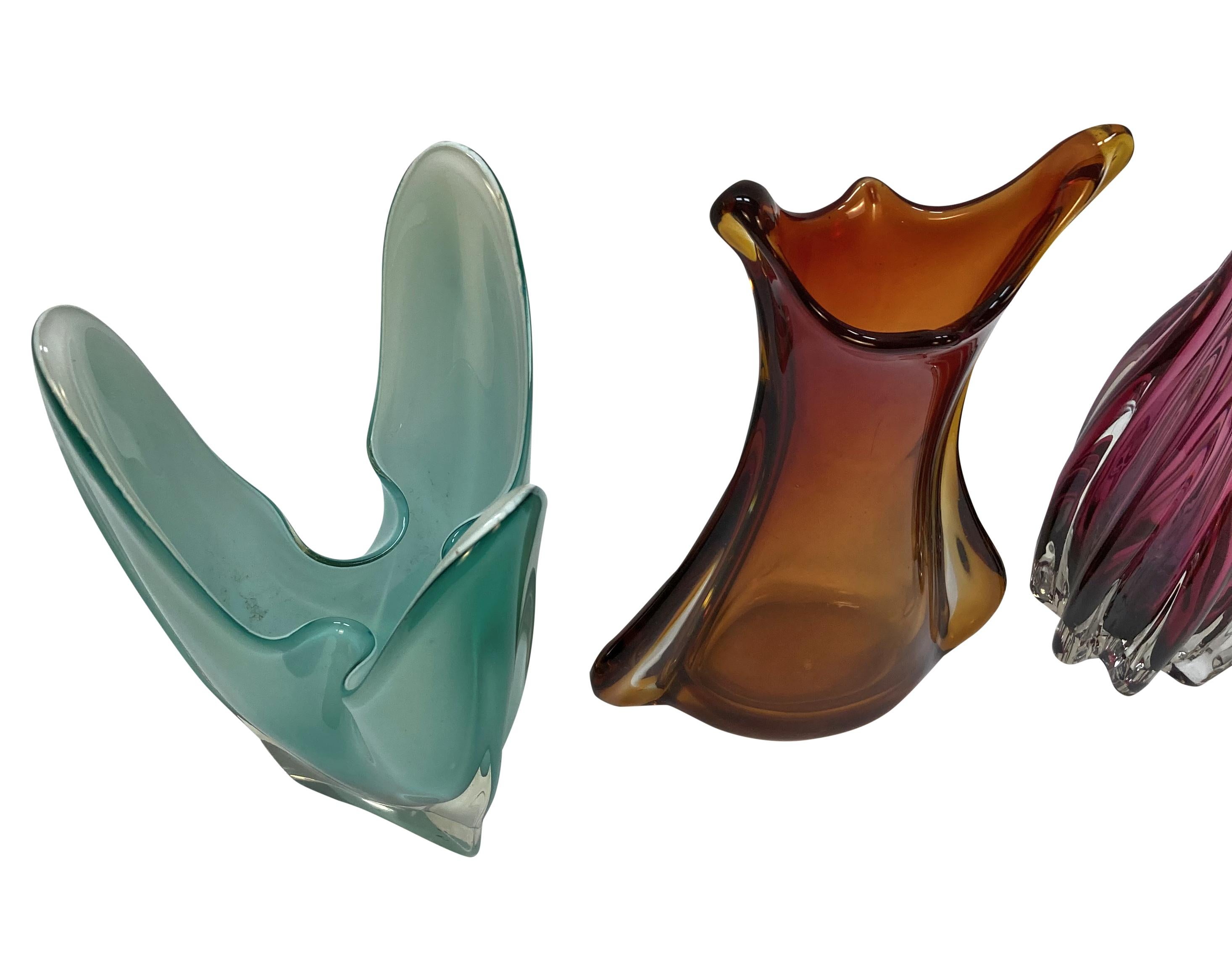 Eine Sammlung von fünf großen Murano-Glasvasen aus der Jahrhundertmitte mit verschiedenen Designs, bestehend aus einer aquamarinfarbenen Vase, einer bernsteinfarbenen Vase, einer amethystfarbenen Vase, einer mehrfarbigen blauen Vase und einer blass