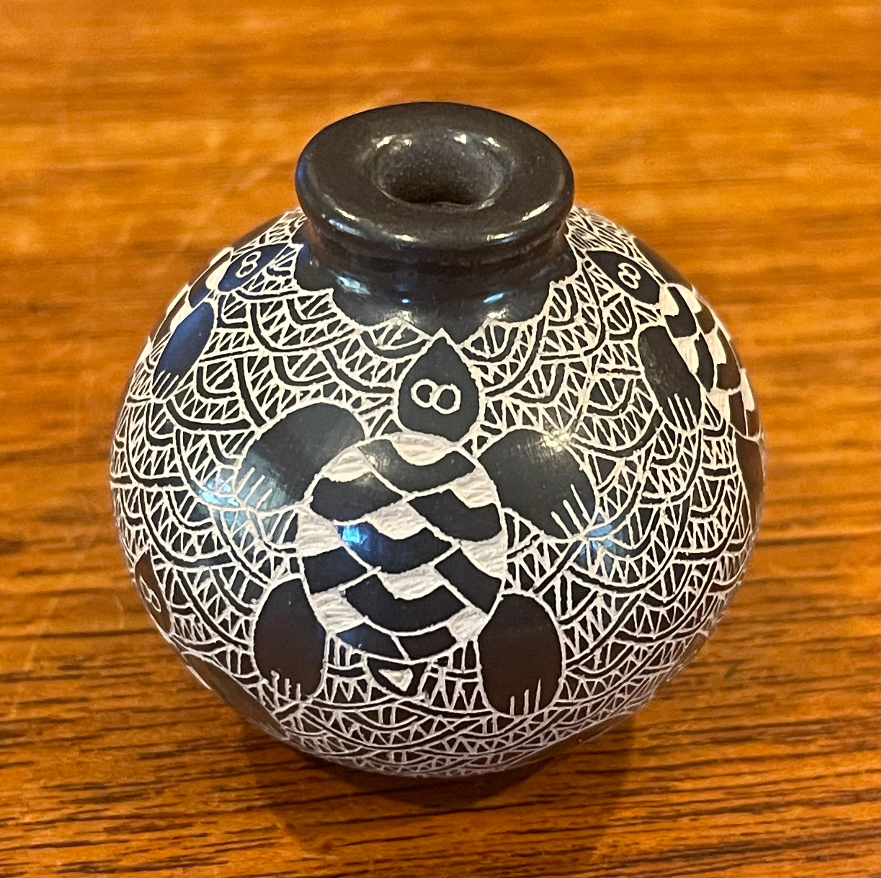 The Collective of Five Miniature Mata Ortiz Pottery Ollas / Seed Pots (collection de cinq pots de semences miniatures en poterie Mata Ortiz) en vente 2