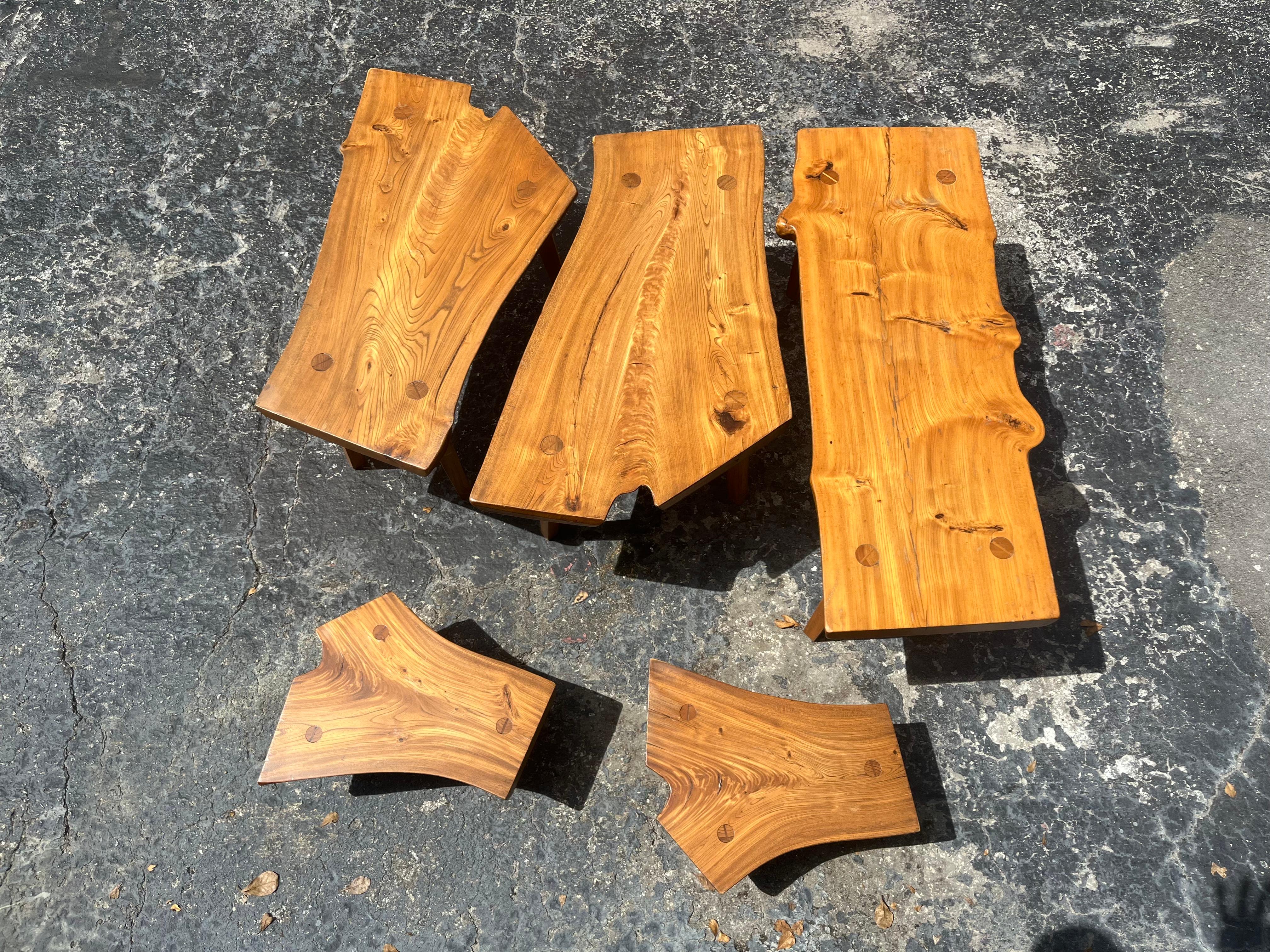 Collection of Five Slab Tables von 1974. Die Tische sind sehr stark und stabil, können als Couchtisch, Beistelltisch, Bank oder Blumenständer verwendet werden. 
Die beiden kleinen Tische sind 7,5