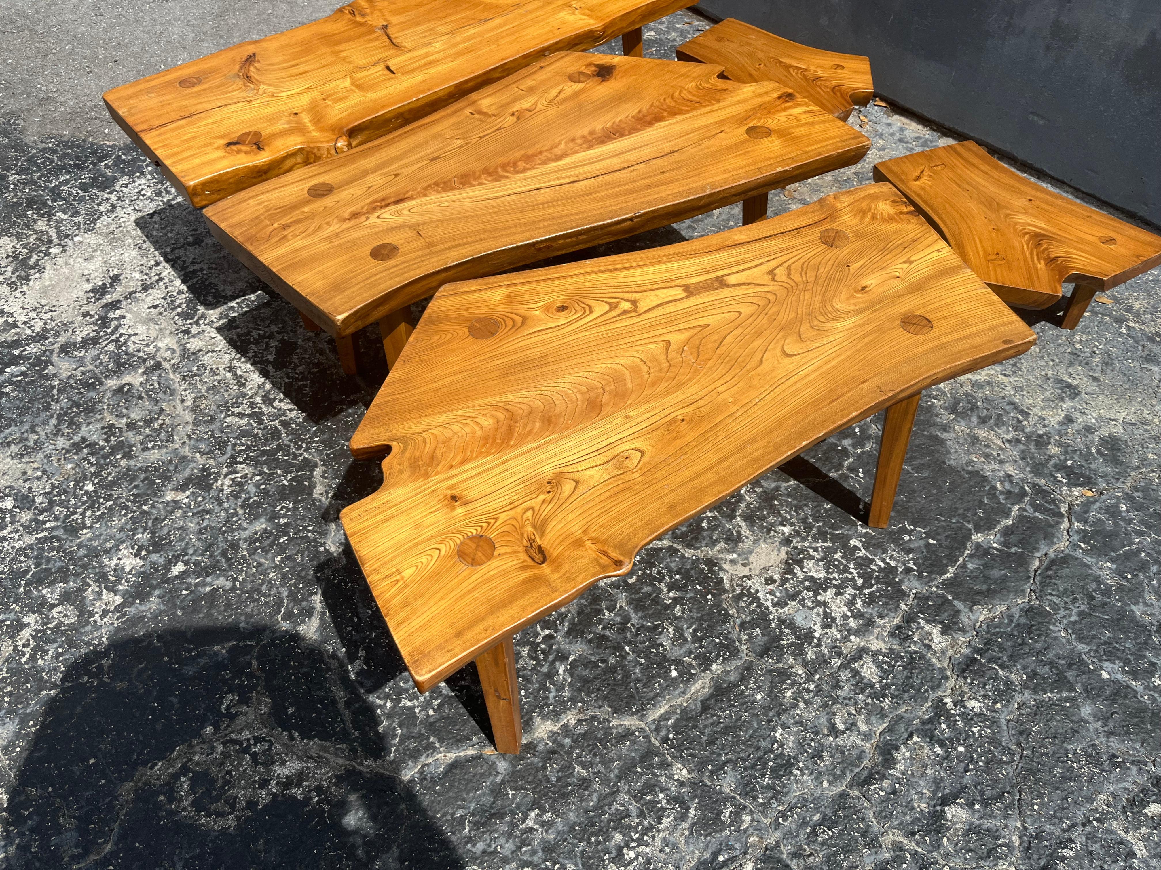 Kollektion von fünf Plattentischen, Bank, Couchtisch, Beistelltisch 1974 (Holz) im Angebot