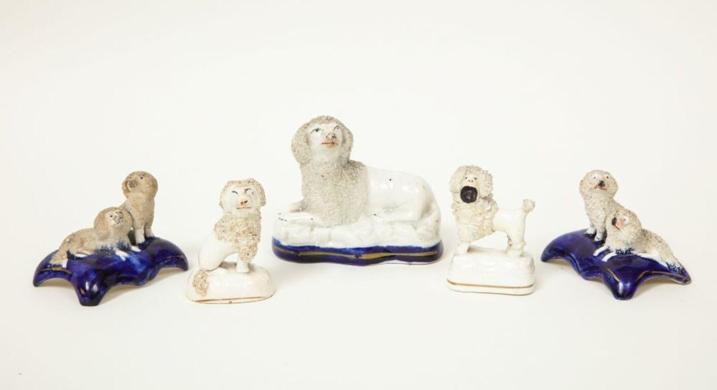 Kollektion von fünf Staffordshire-Poodles-Figuren (Britisch) im Angebot