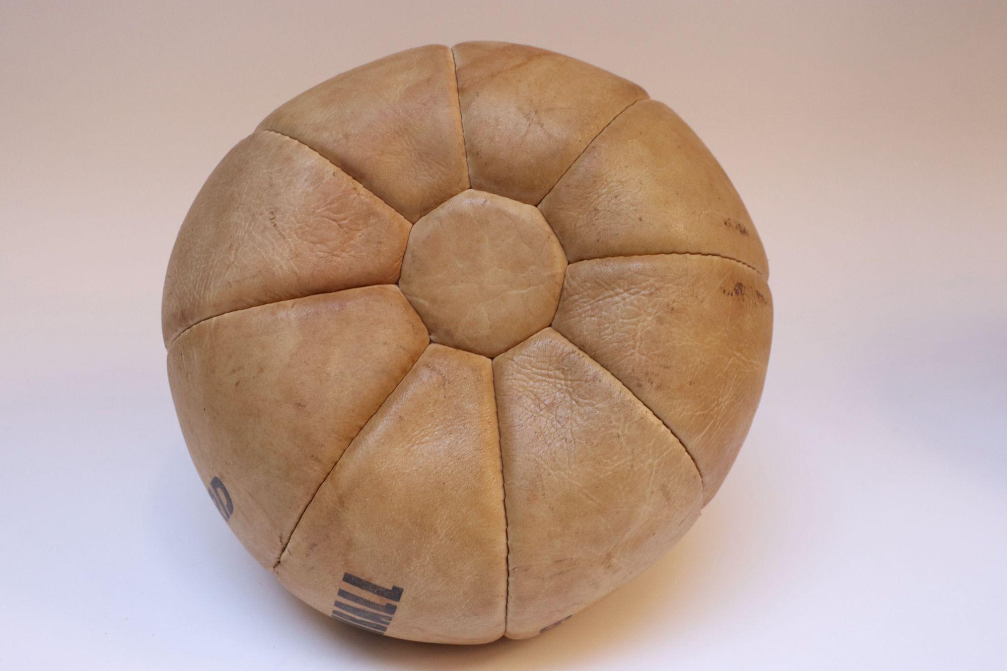 Milieu du XXe siècle Collection de cinq boules de médecine européennes vintage en cuir en vente