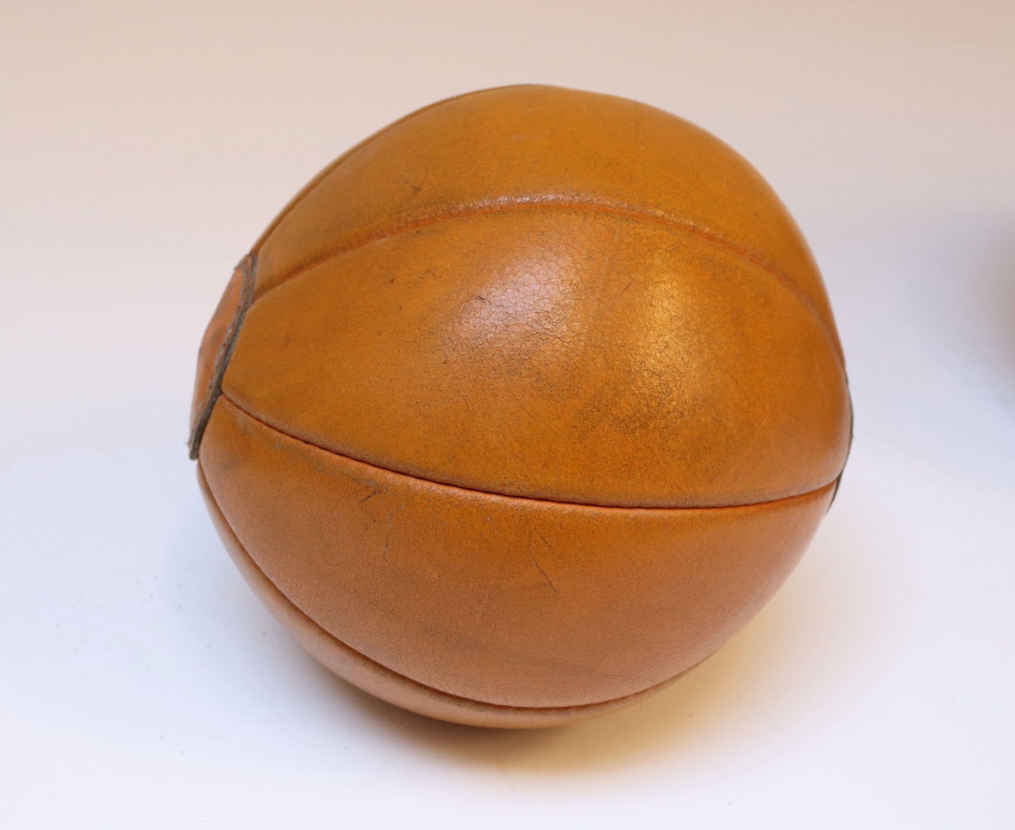 Cuir Collection de cinq boules de médecine européennes vintage en cuir en vente