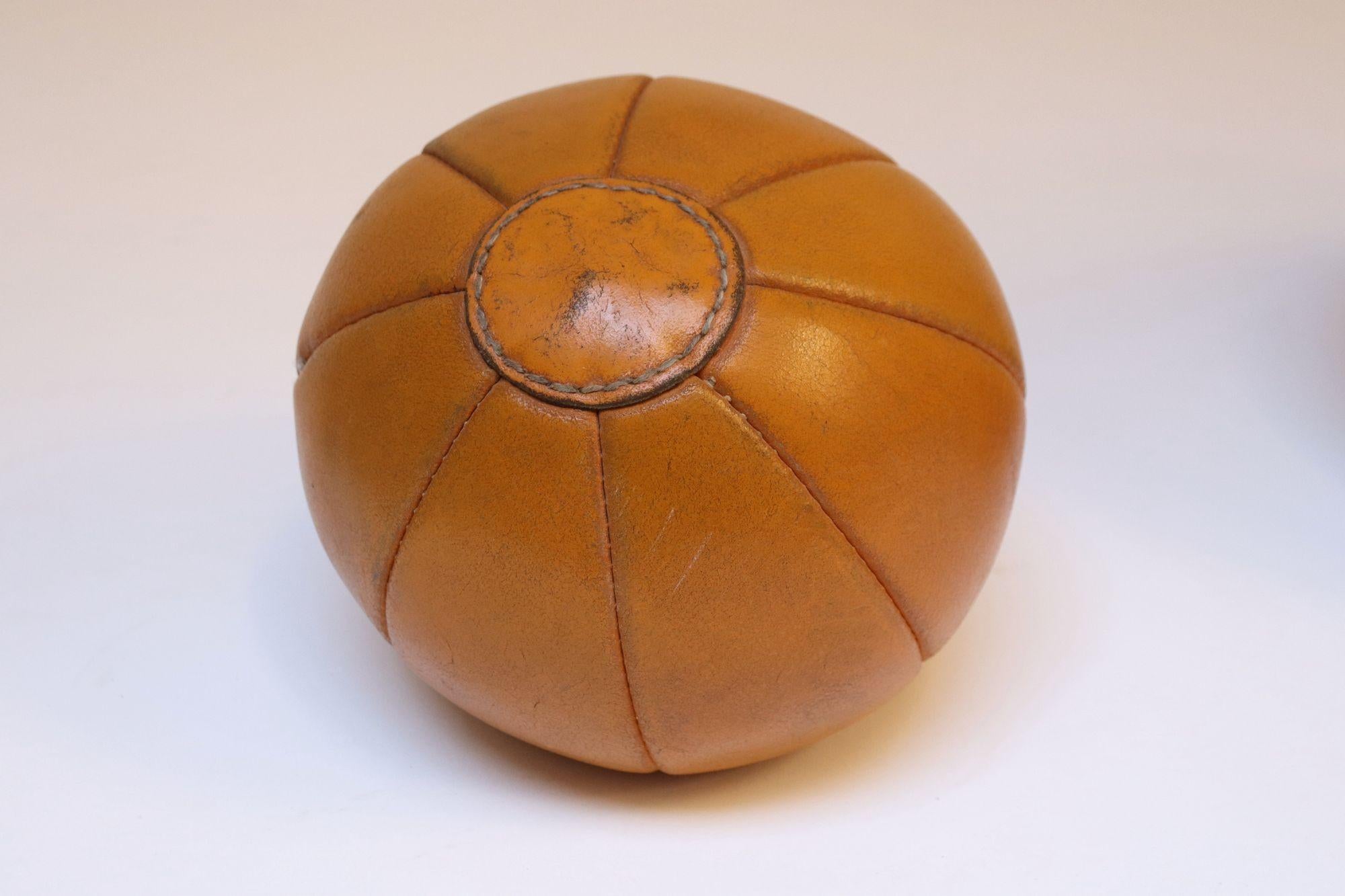 Collection de cinq boules de médecine européennes vintage en cuir en vente 1