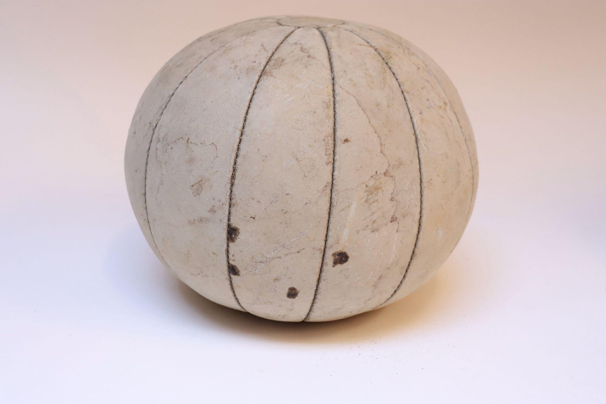 Collection de cinq boules de médecine européennes vintage en cuir en vente 2