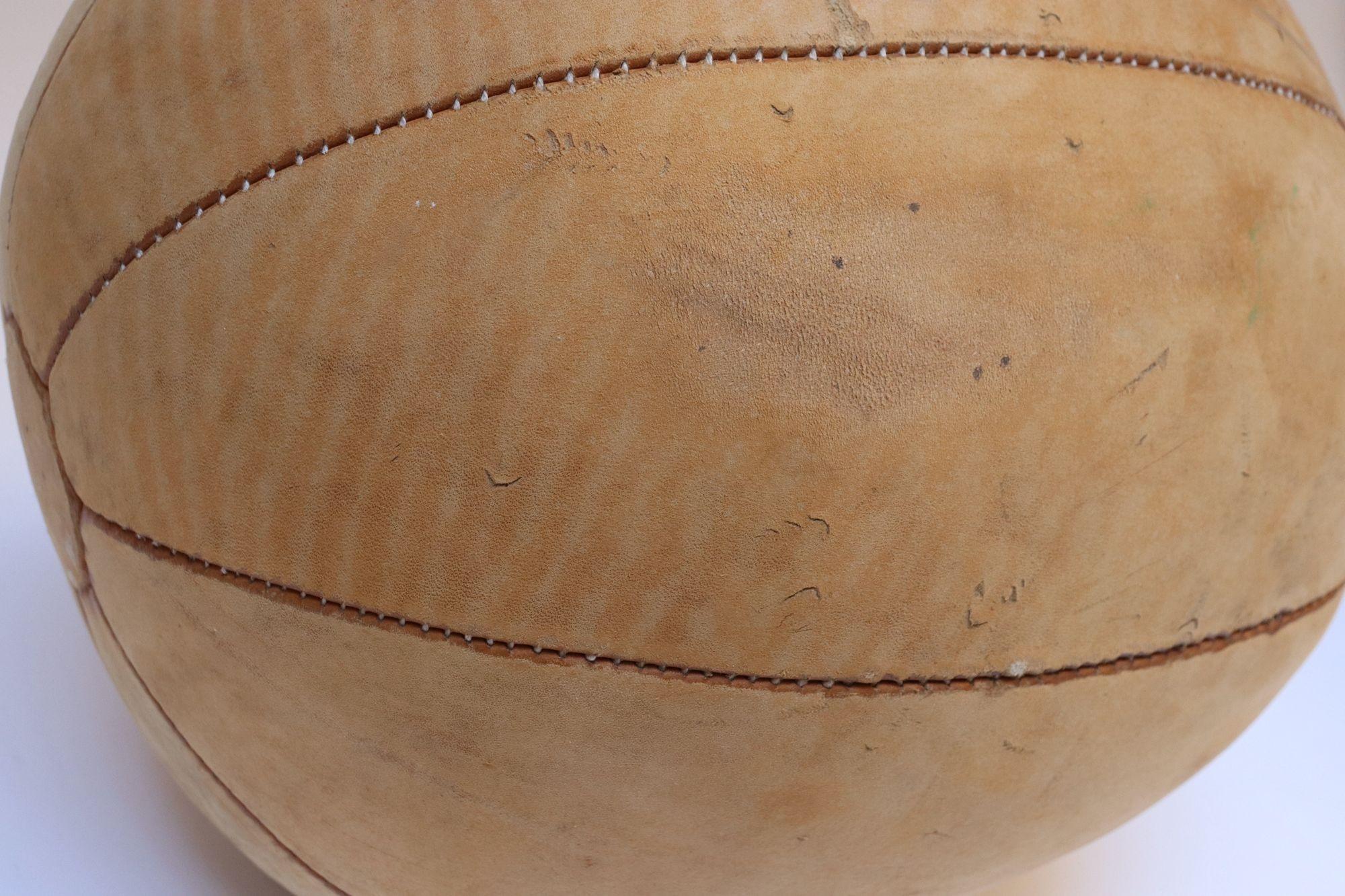 Collection de cinq boules de médecine européennes vintage en cuir en vente 9
