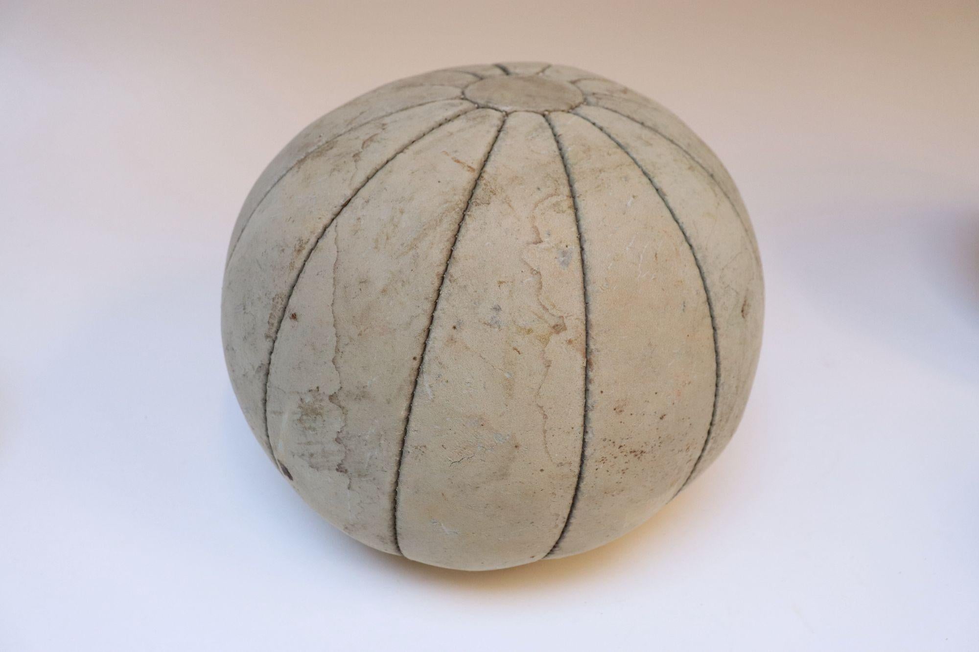 Collection de cinq boules de médecine européennes vintage en cuir en vente 3