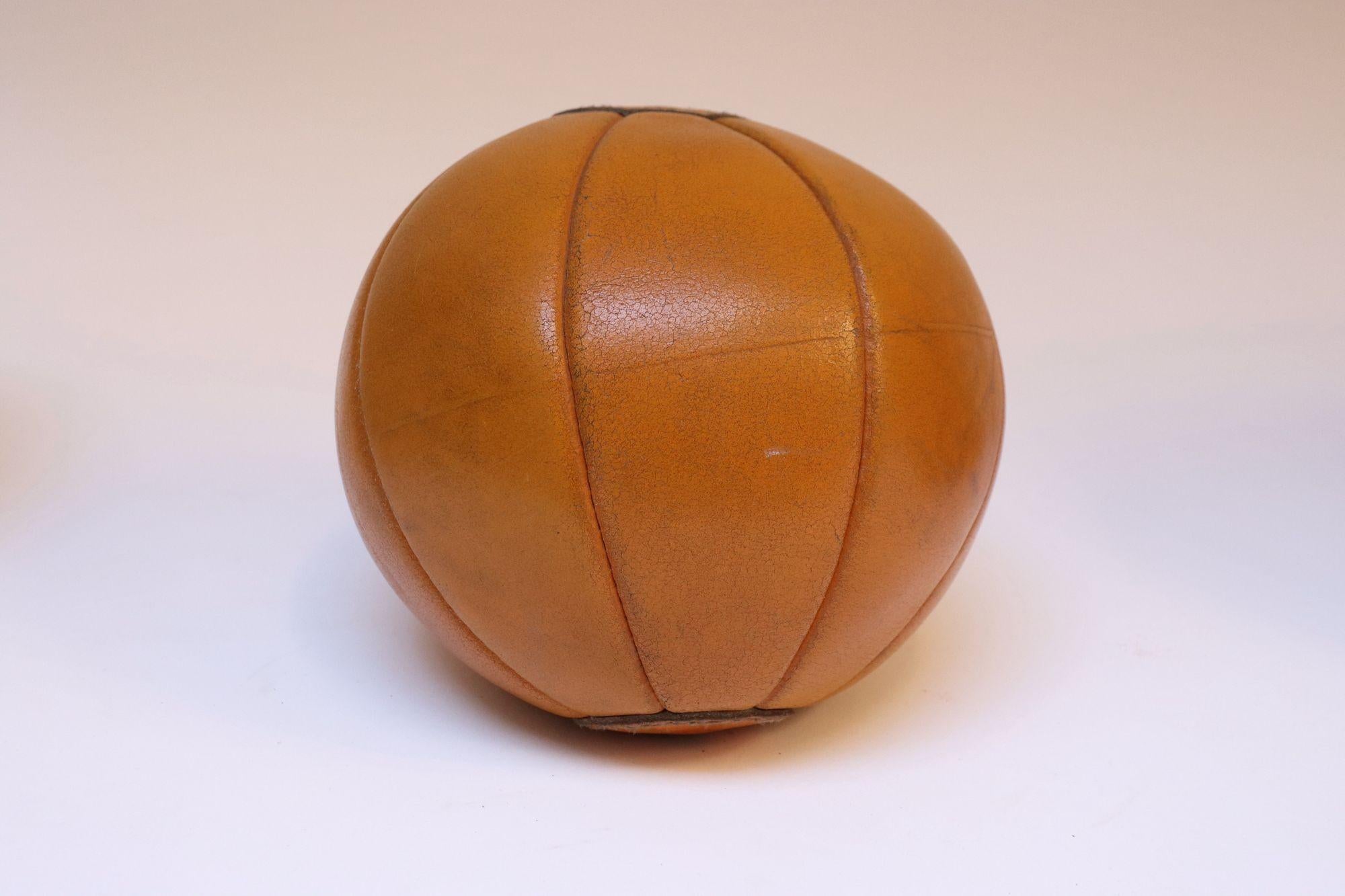 Collection de cinq boules de médecine européennes vintage en cuir en vente 10