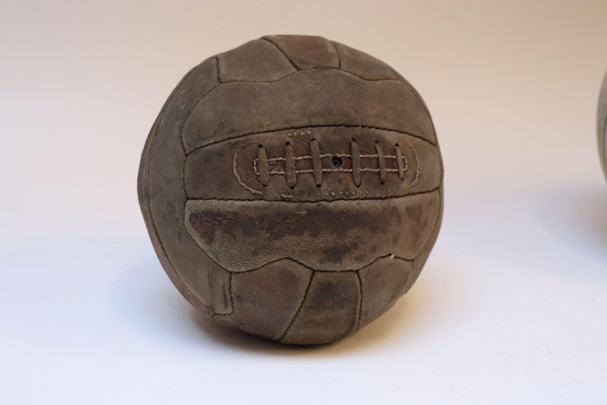 Collection de cinq boules de médecine européennes vintage en cuir en vente 4