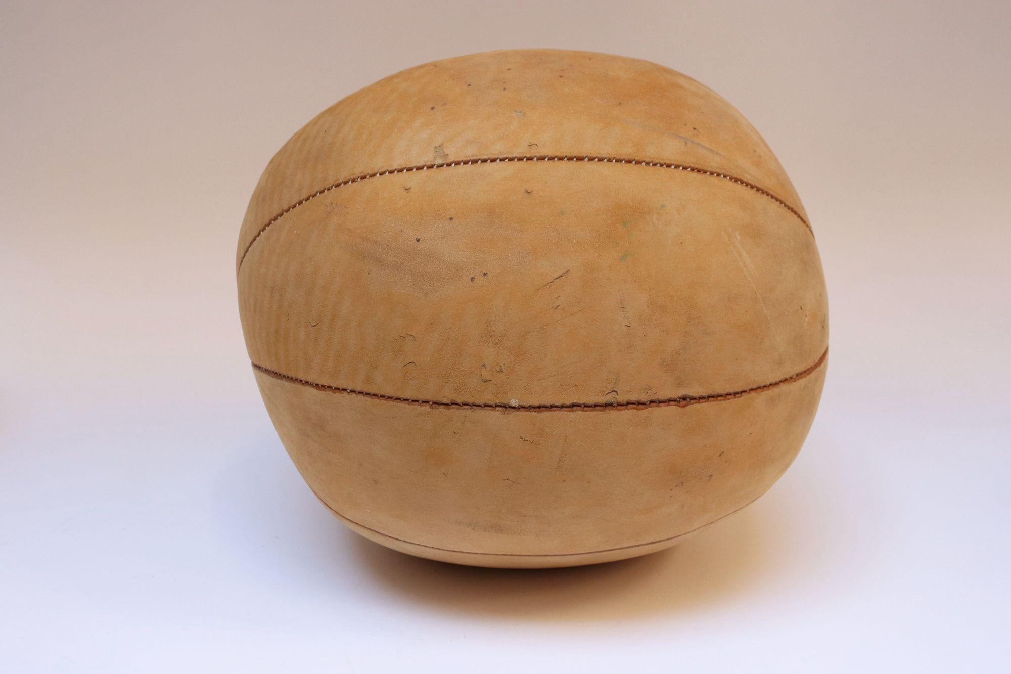 Collection de cinq boules de médecine européennes vintage en cuir en vente 11