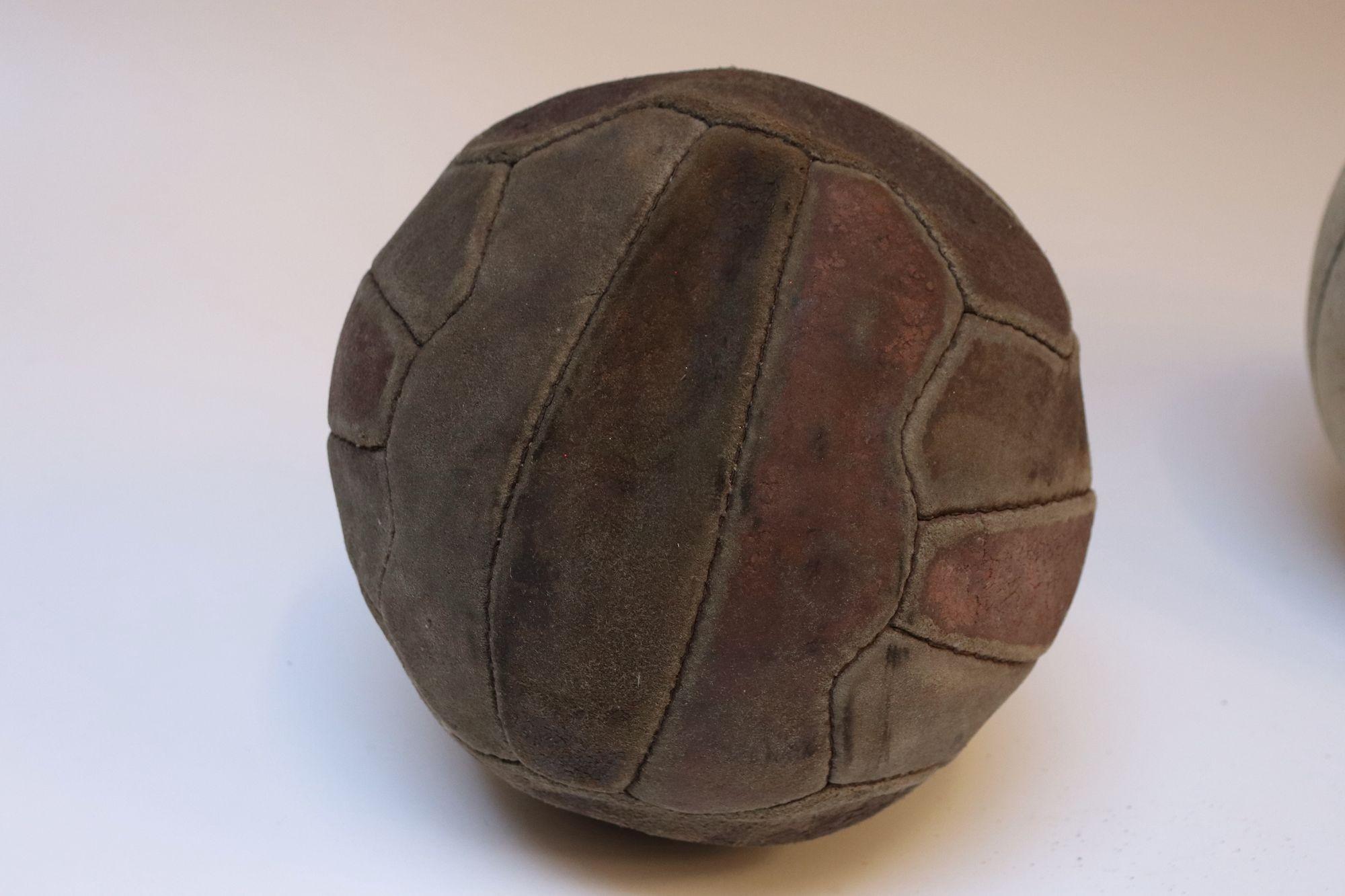 Collection de cinq boules de médecine européennes vintage en cuir en vente 5